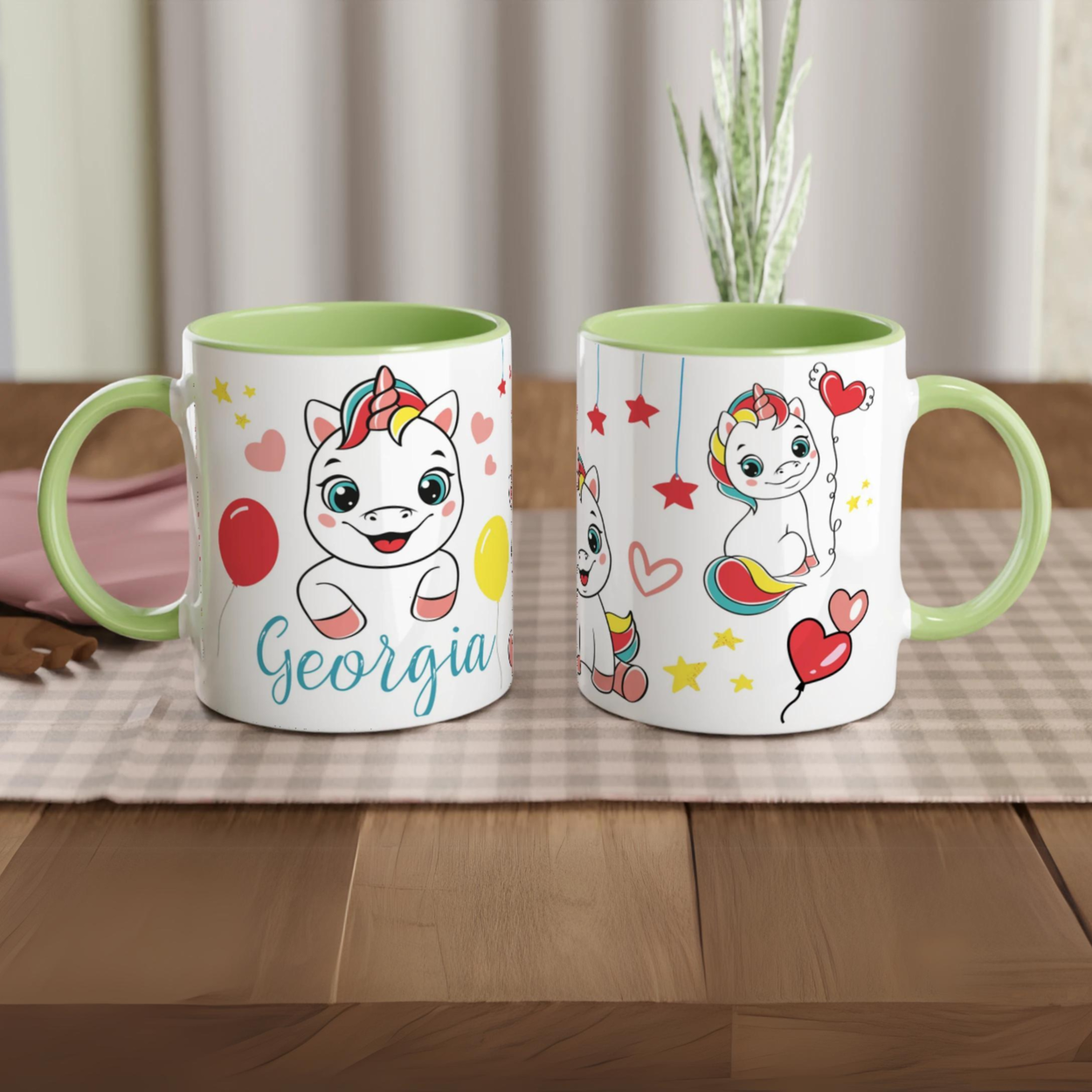 Tasse personnalisée avec licorne et ballons en forme de cœur, intérieur vert, un cadeau original et enchanteur.