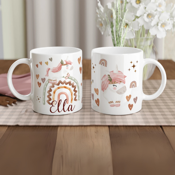 Mug personnalisé tout blanc avec licorne bohème et arc-en-ciel pastel, idéal pour un cadeau doux et féerique.