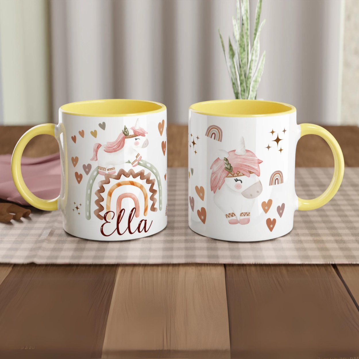 Mug personnalisé avec licorne au style bohème et étoiles scintillantes, intérieur jaune, parfait pour un cadeau lumineux et joyeux.