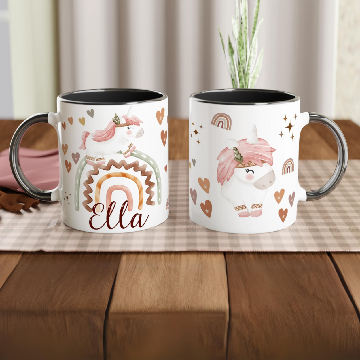 Mug personnalisé avec licorne et cœurs bohèmes, intérieur noir, pour une touche élégante et mystérieuse.