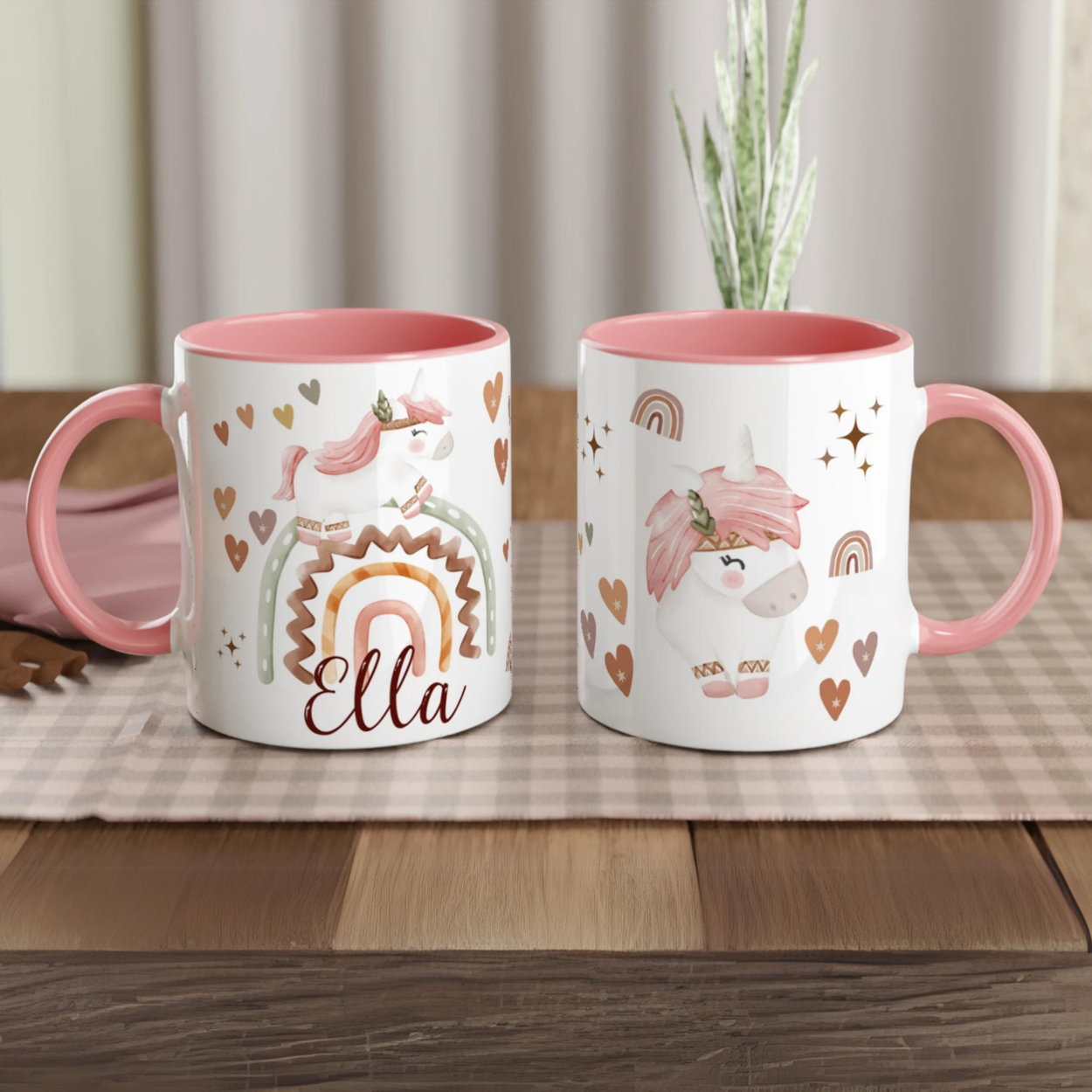 Tasse personnalisée avec licorne et arc-en-ciel beige et rose, intérieur rose, idéale pour un cadeau tendre et magique.