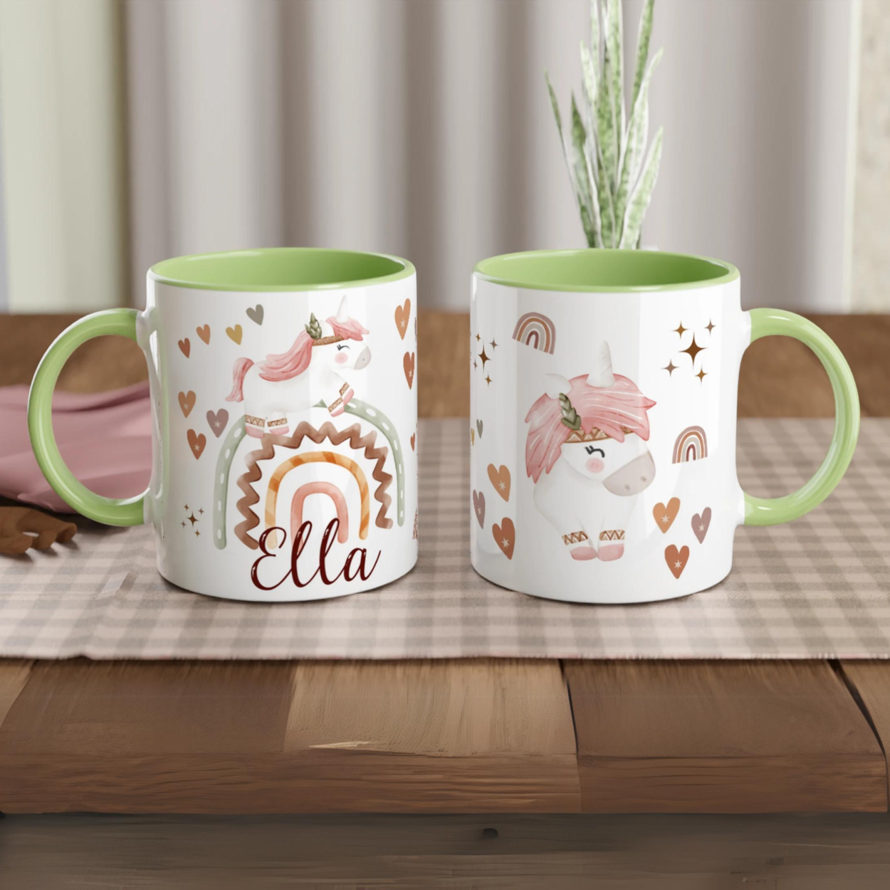 Tasse personnalisée avec licorne et décor bohème en tons naturels, intérieur vert, un cadeau enchanteur et paisible.