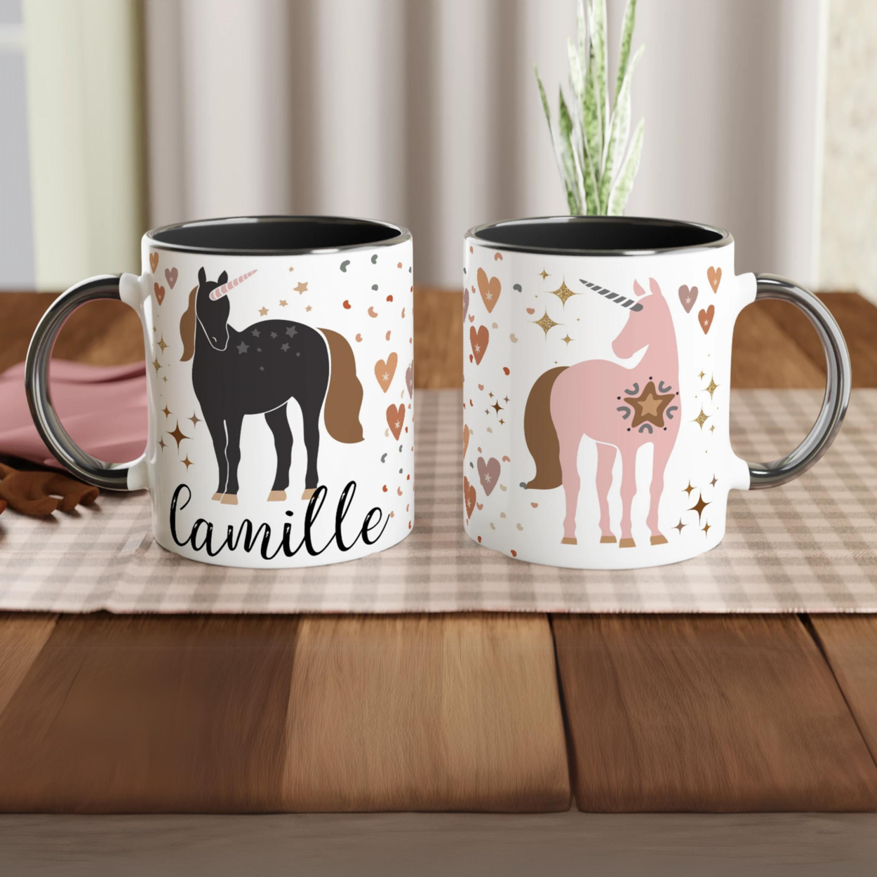 Mug personnalisé avec licorne étoilée et cœur doré, intérieur noir, pour une touche chic et mystique.