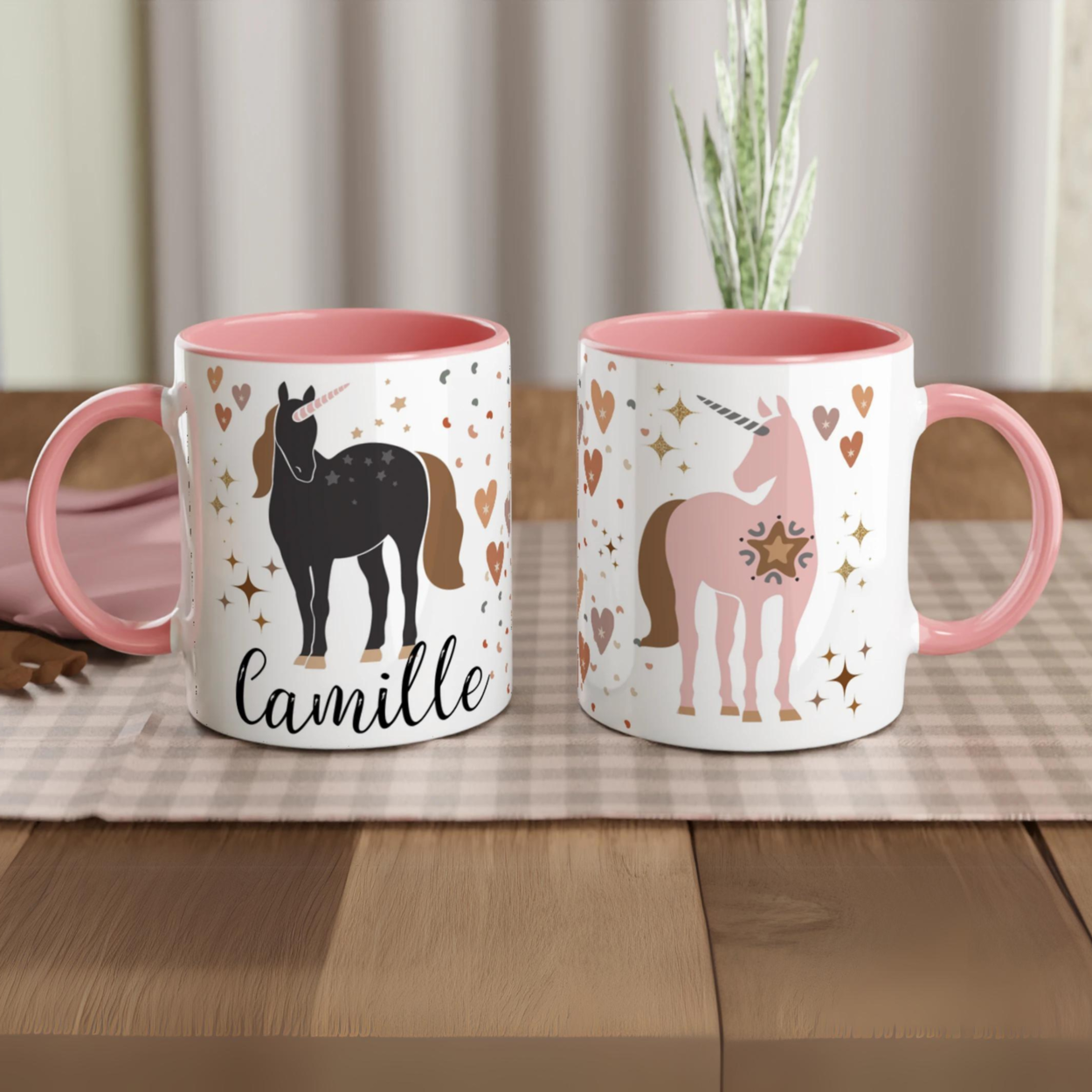 Tasse personnalisée avec licorne rose et détails dorés, intérieur rose, idéale pour un cadeau tendre et magique.