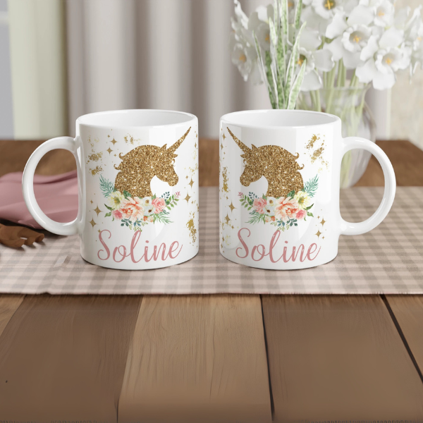 Mug personnalisé tout blanc avec licorne dorée et fleurs romantiques, idéal pour un cadeau magique et raffiné.