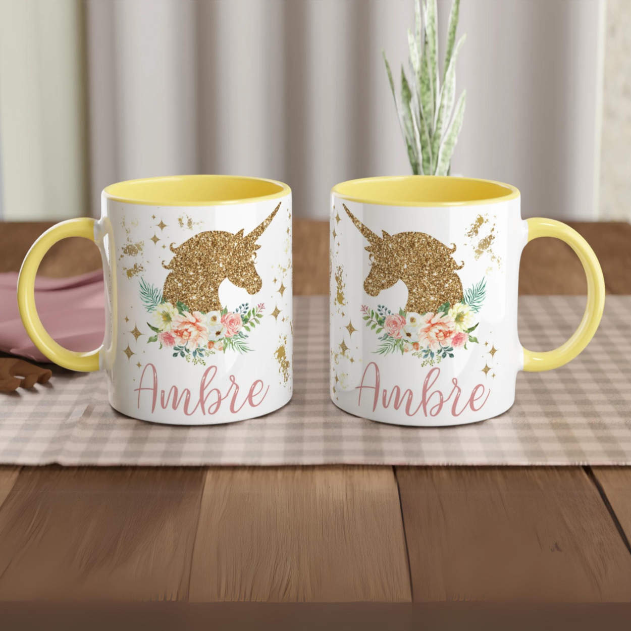 Mug personnalisé avec licorne scintillante et fleurs pastel, intérieur jaune, parfait pour un cadeau joyeux et lumineux.