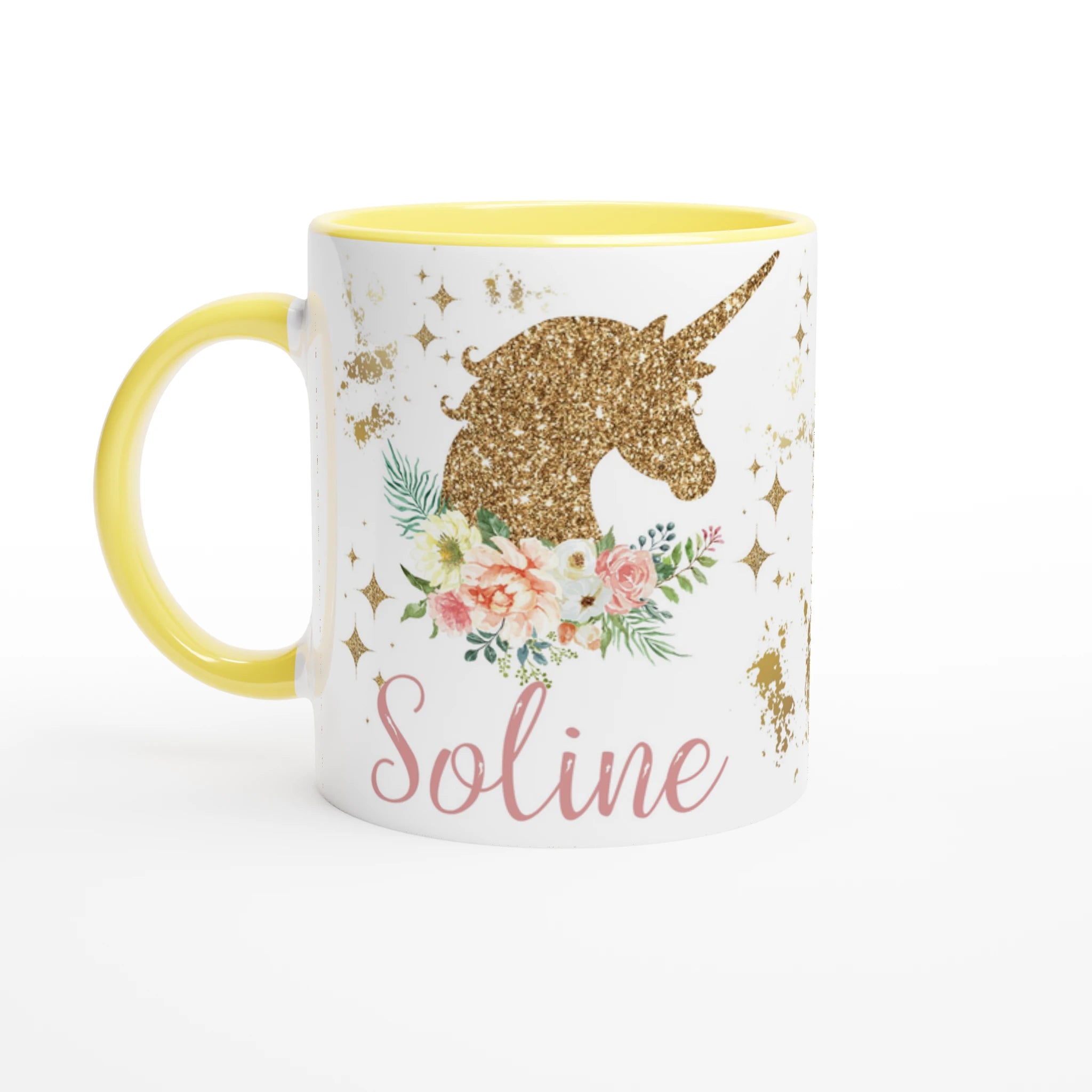 Mug personnalisé avec licorne scintillante et fleurs pastel, intérieur jaune, parfait pour un cadeau joyeux et lumineux.