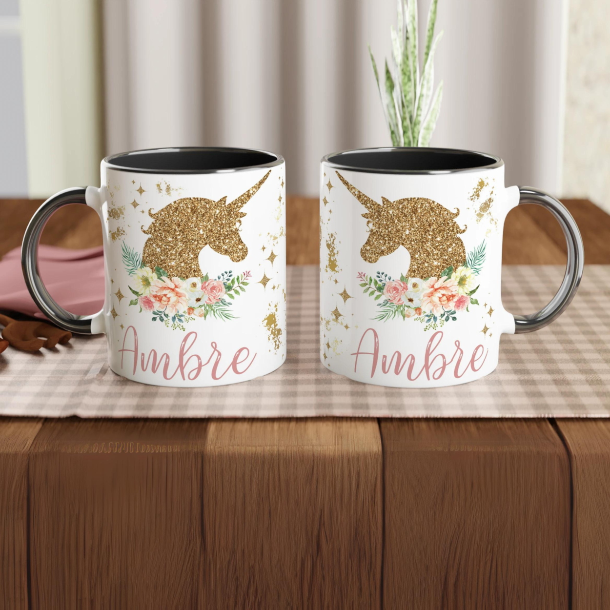Mug personnalisé avec licorne dorée et touches florales, intérieur noir, pour une touche chic et mystérieuse.