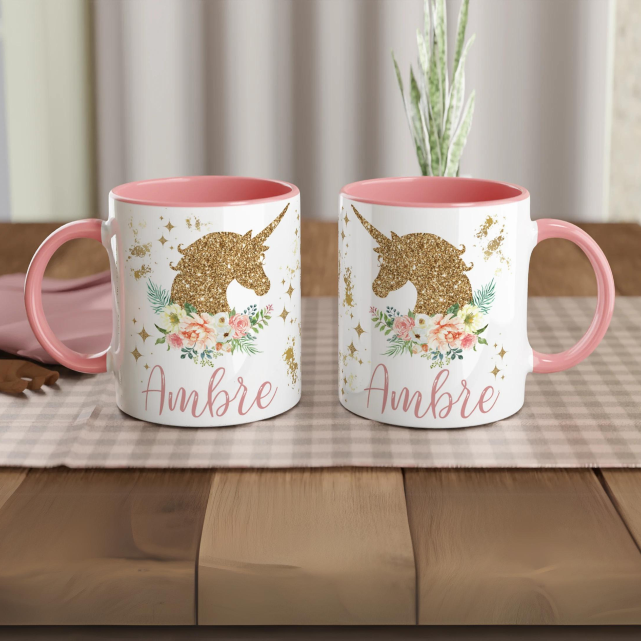Tasse personnalisée avec licorne dorée et roses délicates, intérieur rose, idéale pour un cadeau féerique et élégant.