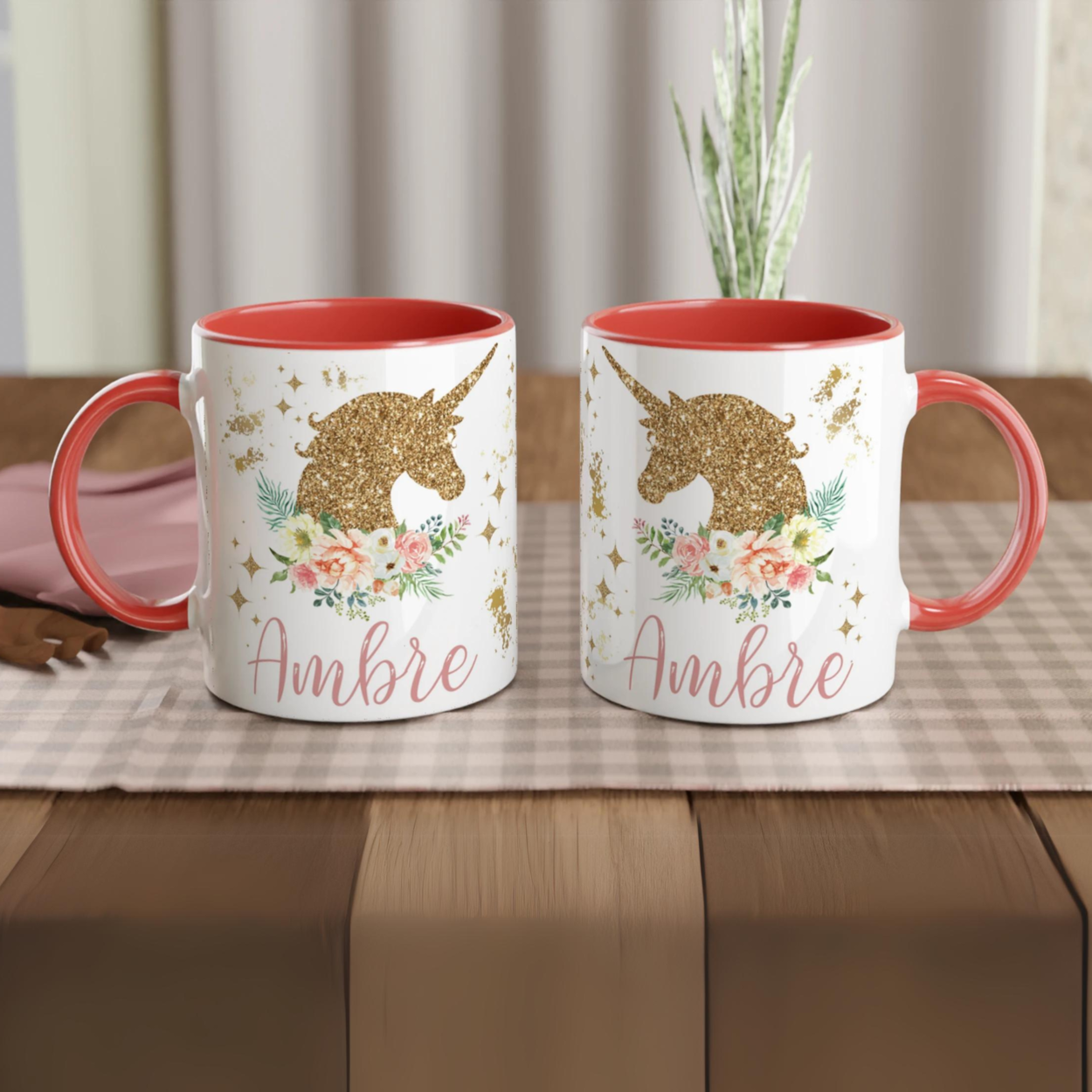 Mug personnalisé avec licorne dorée et décor floral, intérieur rouge, parfait pour un cadeau dynamique et unique.