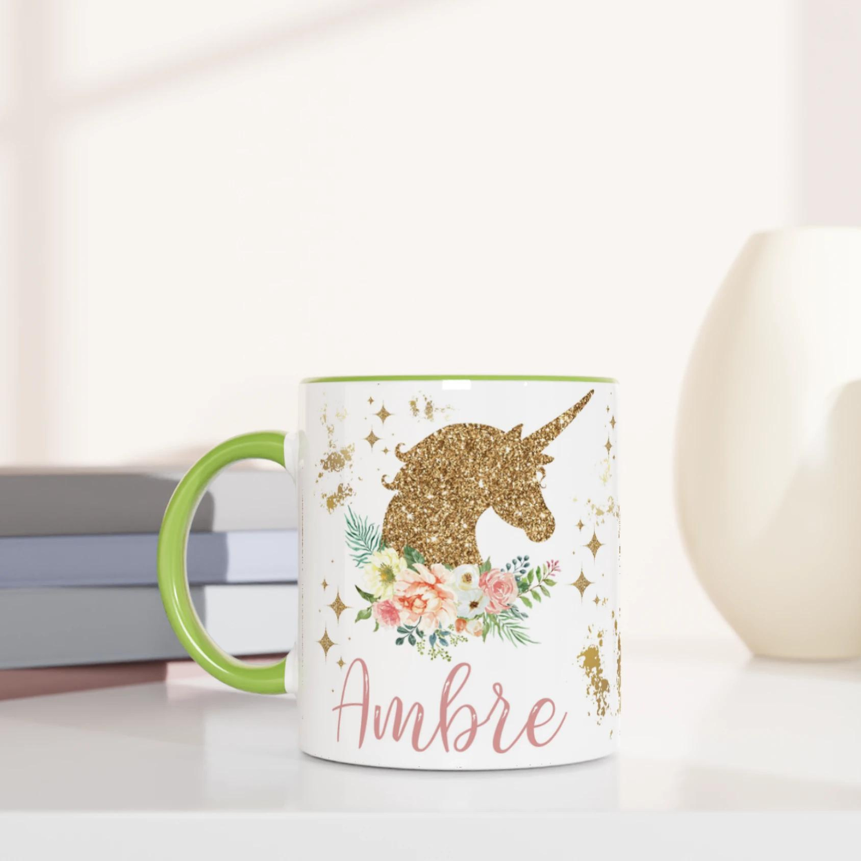 Tasse personnalisée avec licorne et feuillage bohème, intérieur vert, un cadeau enchanteur et naturel.