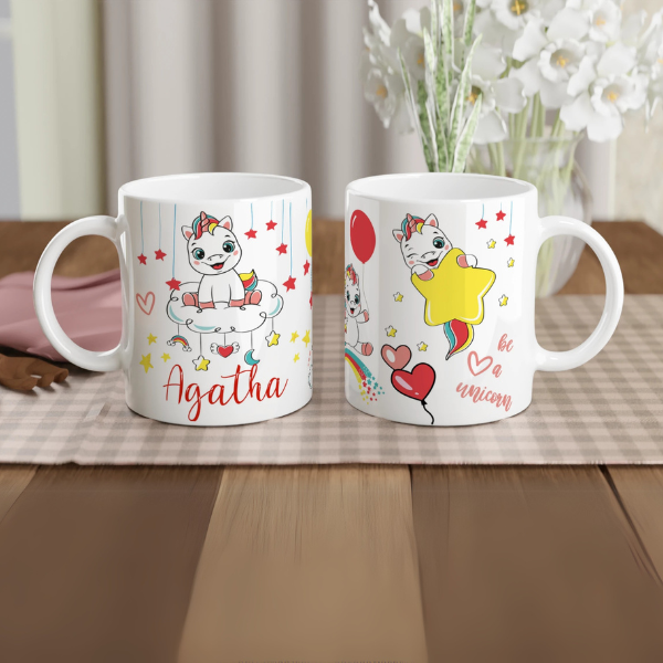 Mug personnalisé tout blanc avec licorne assise sur un nuage et étoile magique, idéal pour un cadeau féerique et original.