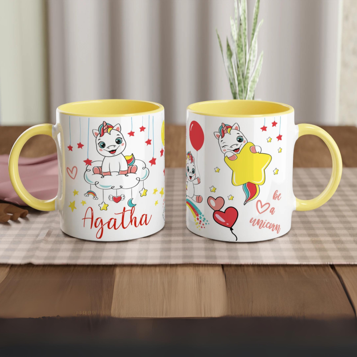 Mug personnalisé avec licorne et pluie d’étoiles scintillantes, intérieur jaune, parfait pour un cadeau lumineux et joyeux.