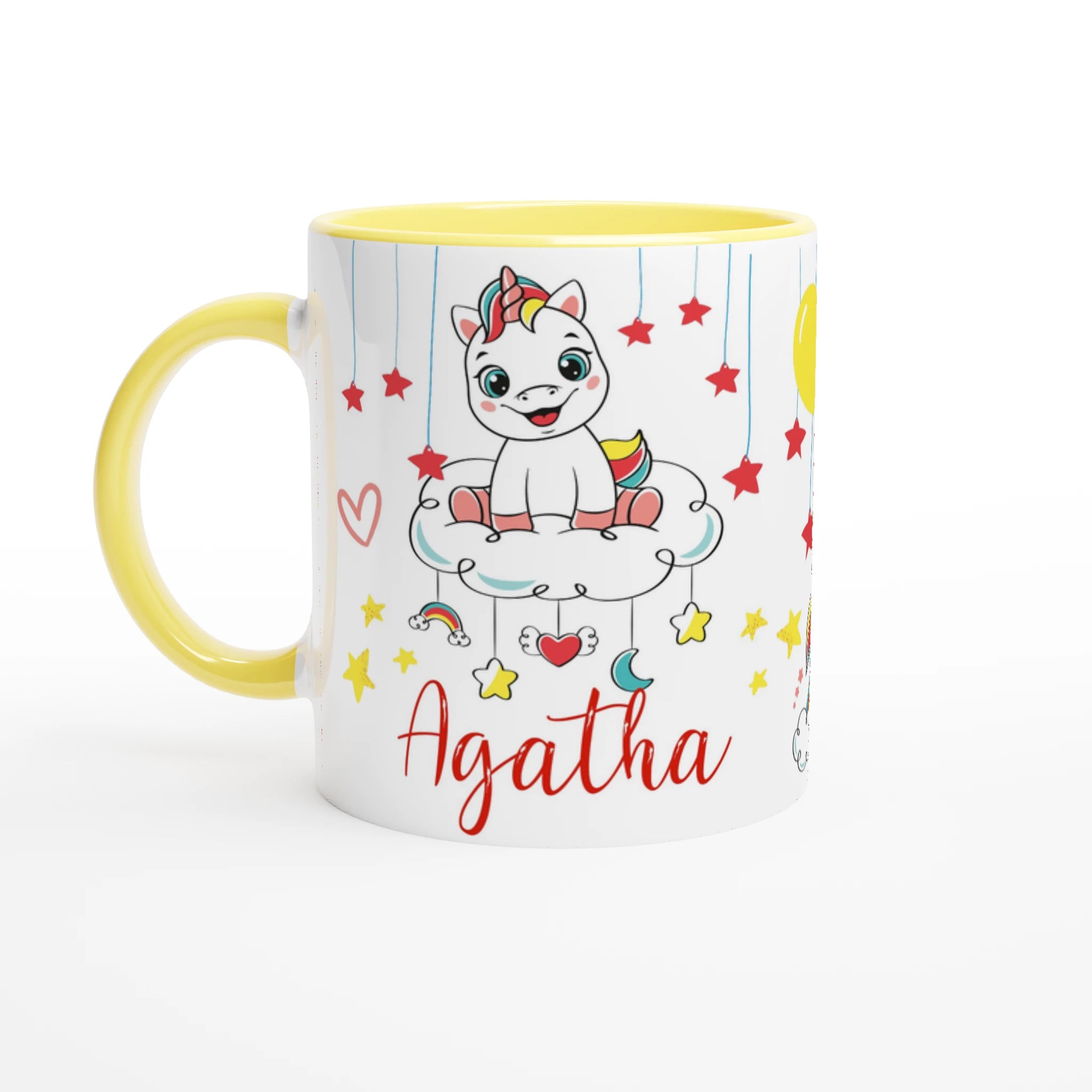 Mug personnalisé avec licorne et pluie d’étoiles scintillantes, intérieur jaune, parfait pour un cadeau lumineux et joyeux.