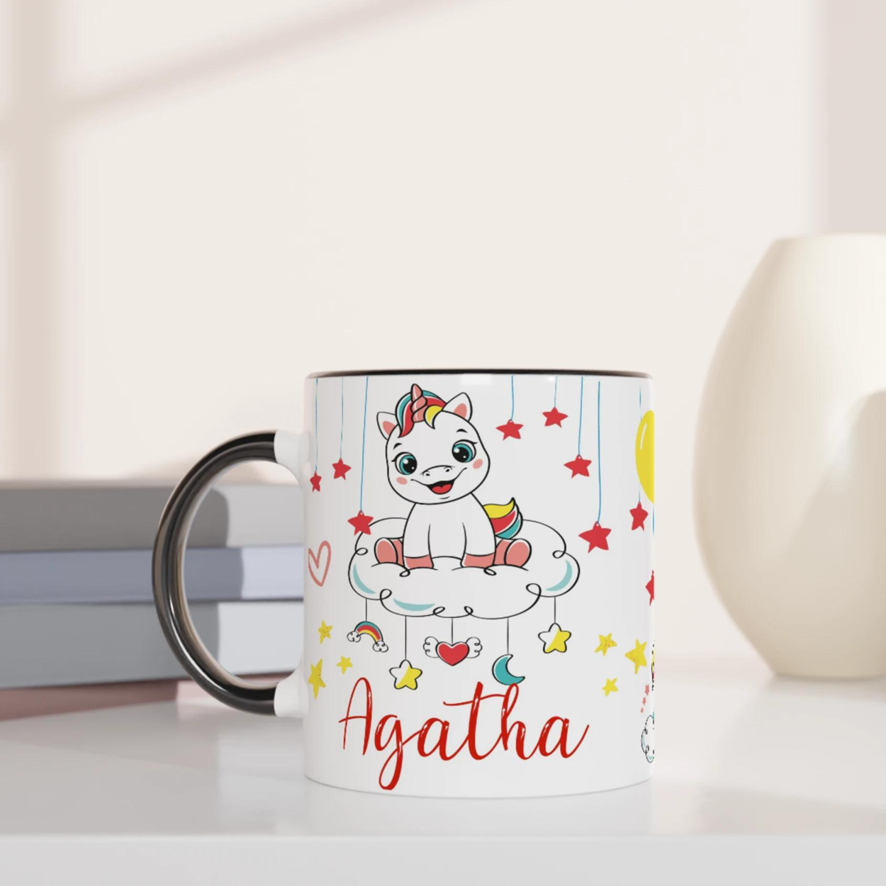 Mug personnalisé avec licorne et arc-en-ciel étoilé, intérieur noir, pour une touche élégante et féerique.
