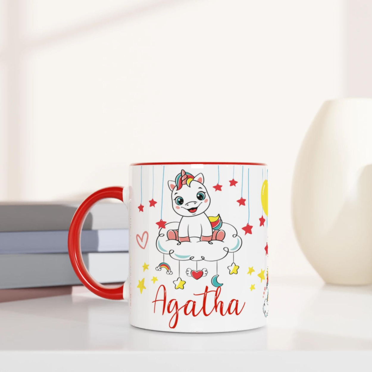 Mug personnalisé avec licorne et étoiles dorées, intérieur rouge, parfait pour un cadeau féerique et dynamique.