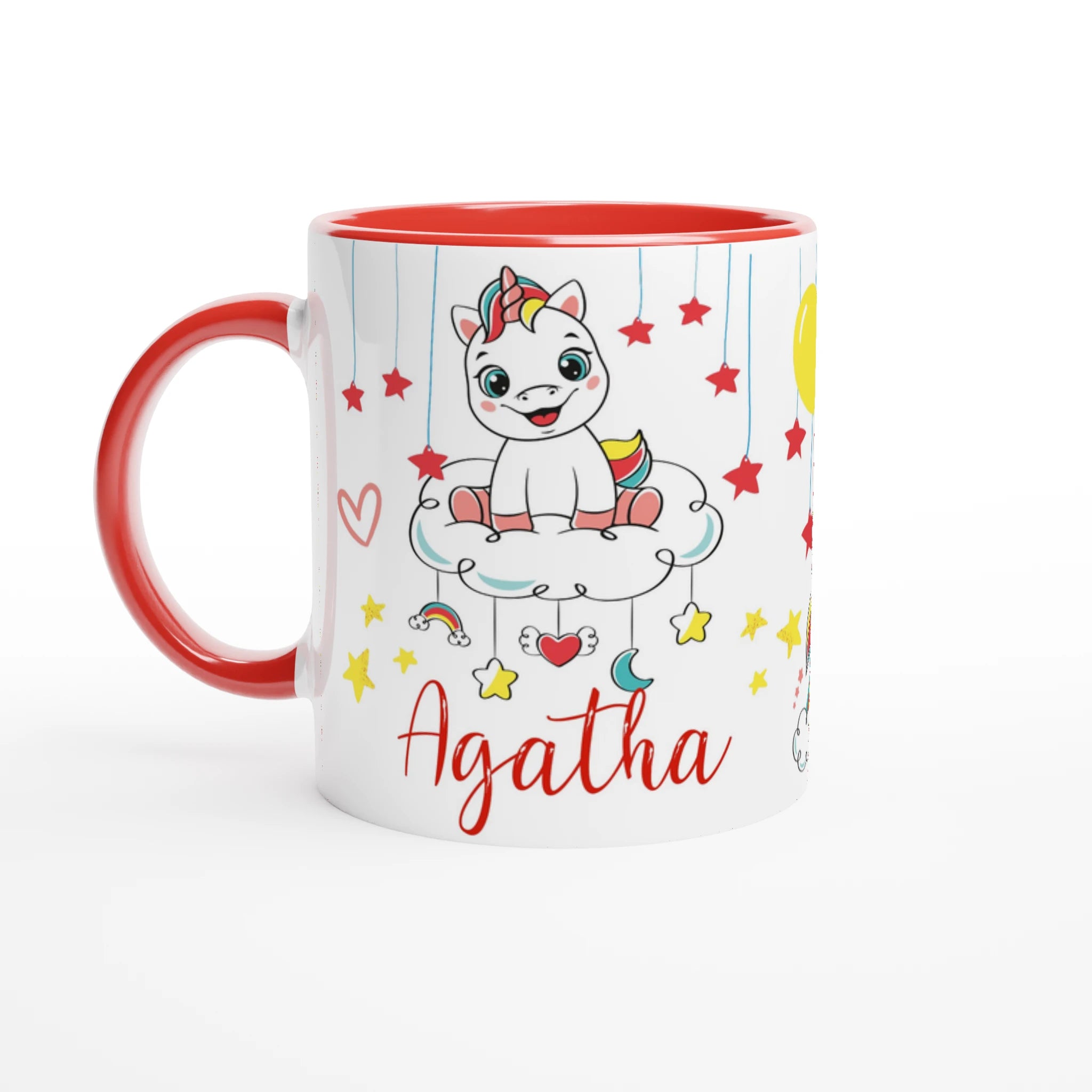 Mug personnalisé avec licorne et étoiles dorées, intérieur rouge, parfait pour un cadeau féerique et dynamique.