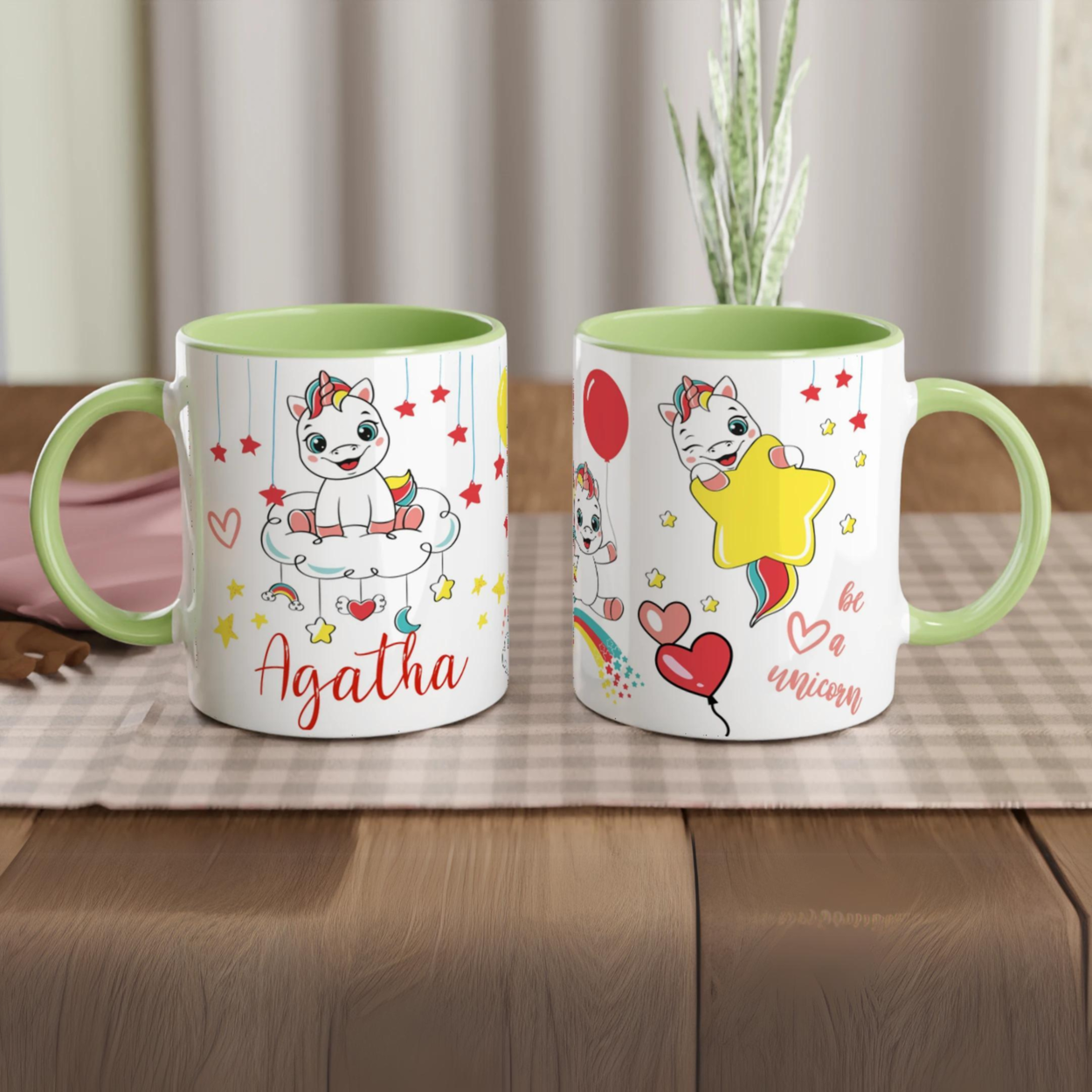 Tasse personnalisée avec licorne et pluie de paillettes féeriques, intérieur vert, un cadeau enchanteur et unique.