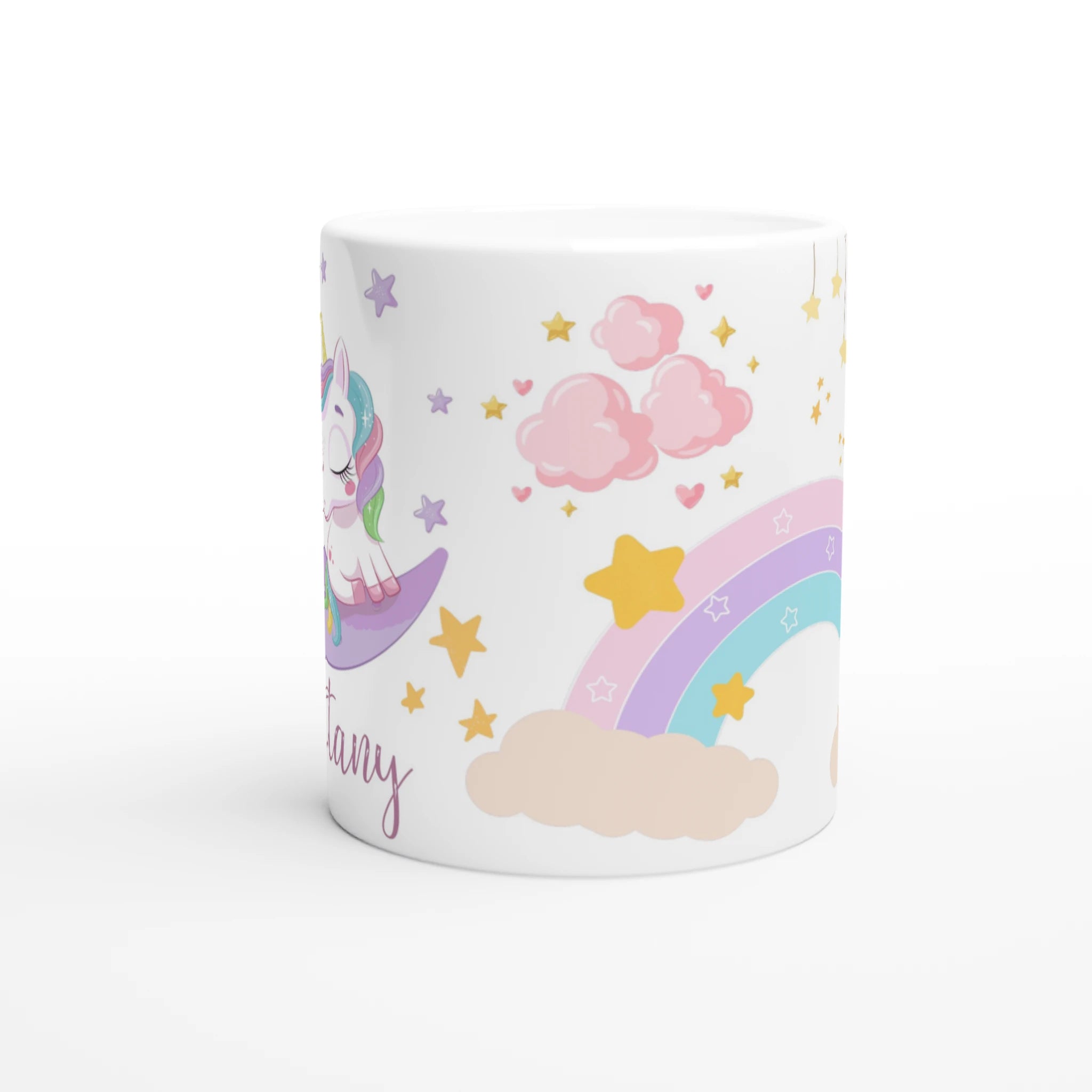 Mug personnalisé tout blanc avec licorne endormie sur un croissant de lune et arc-en-ciel, idéal pour un cadeau féerique et apaisant.