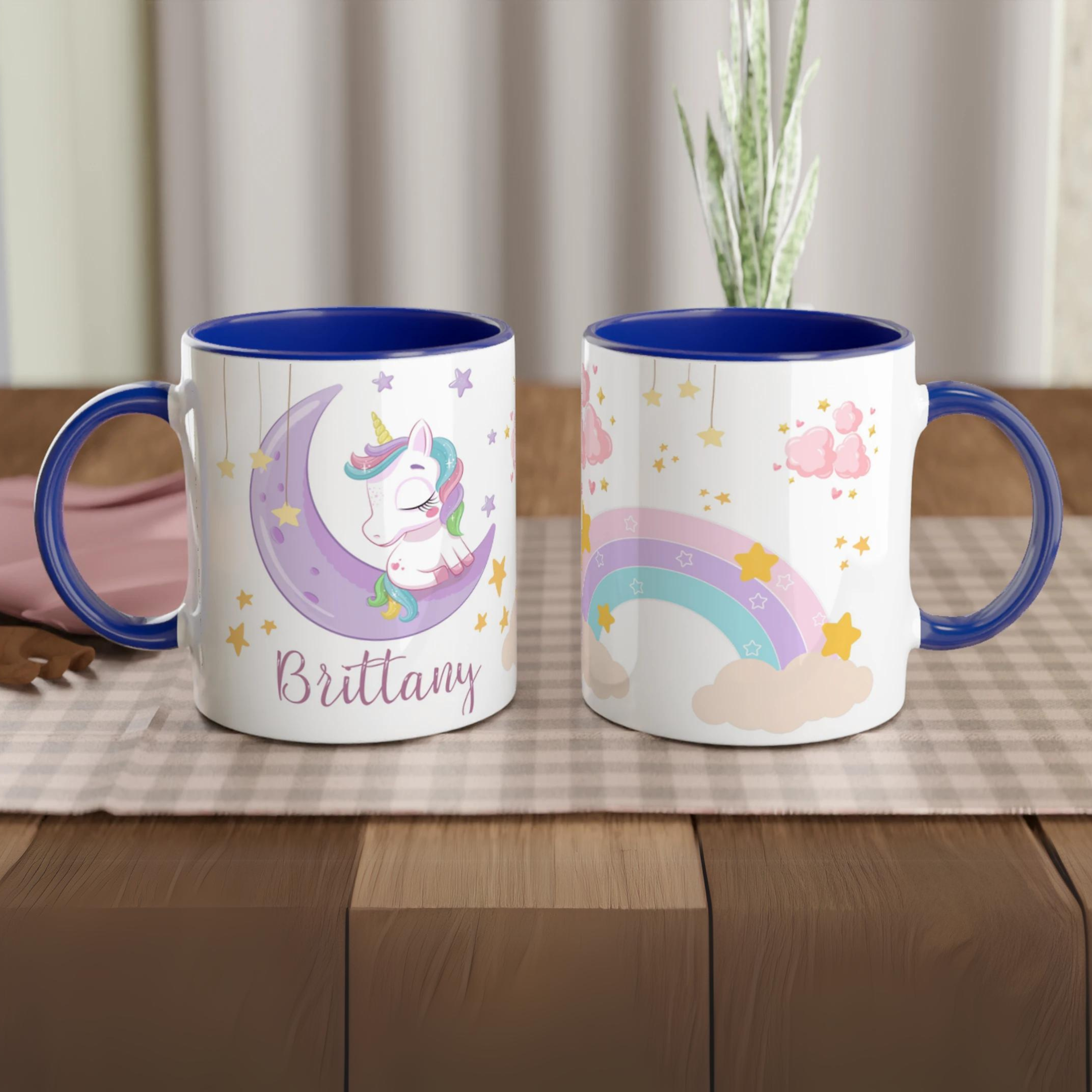 Mug personnalisé avec licorne sur un nuage et pluie d’étoiles, intérieur bleu, parfait pour une petite rêveuse passionnée de magie.