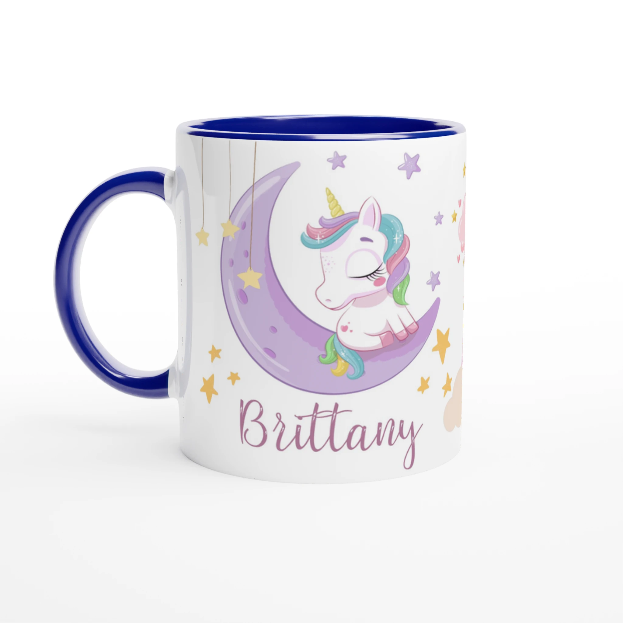 Mug personnalisé avec licorne sur un nuage et pluie d’étoiles, intérieur bleu, parfait pour une petite rêveuse passionnée de magie.