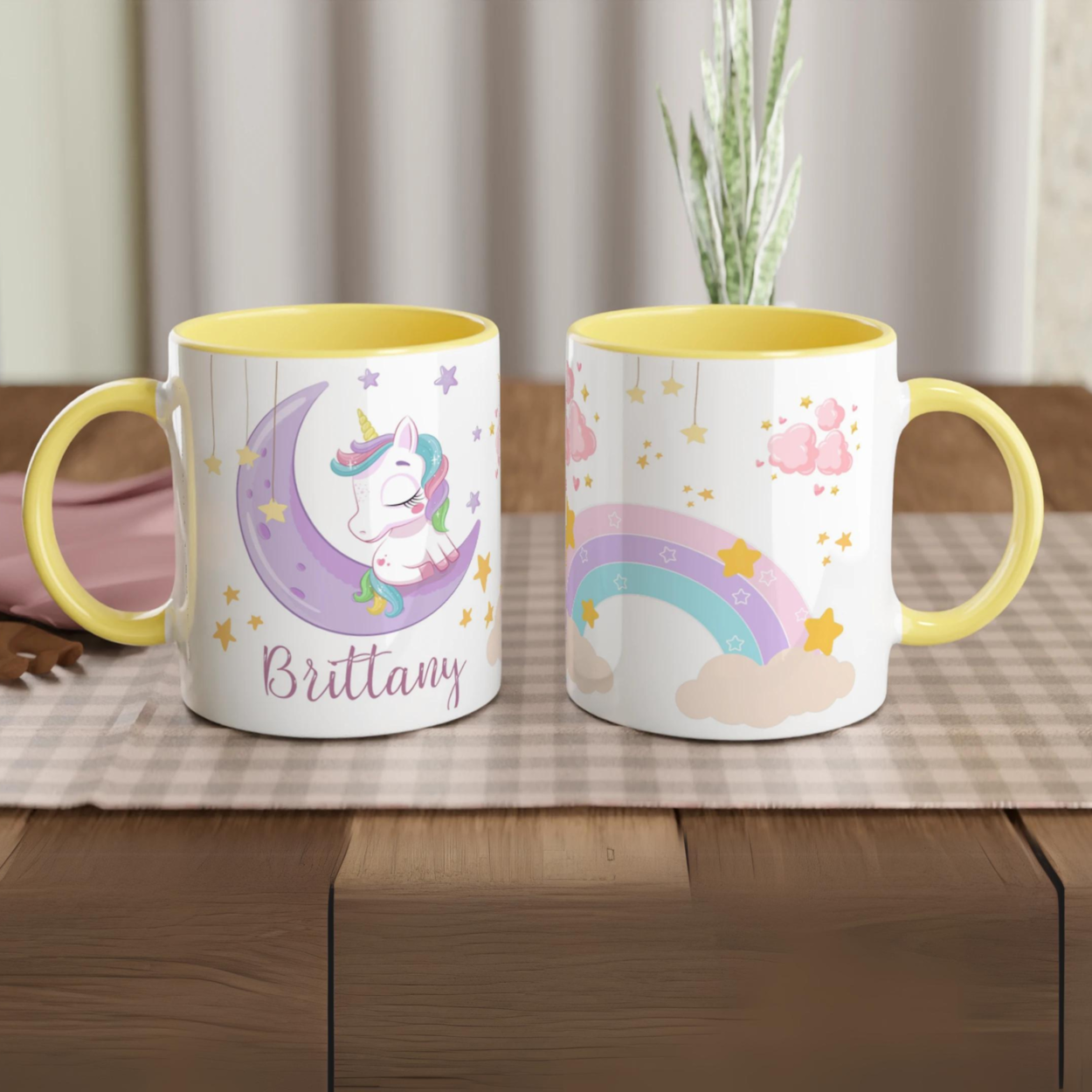 Mug personnalisé avec licorne sur la lune et étoiles scintillantes, intérieur jaune, parfait pour un cadeau lumineux et magique.