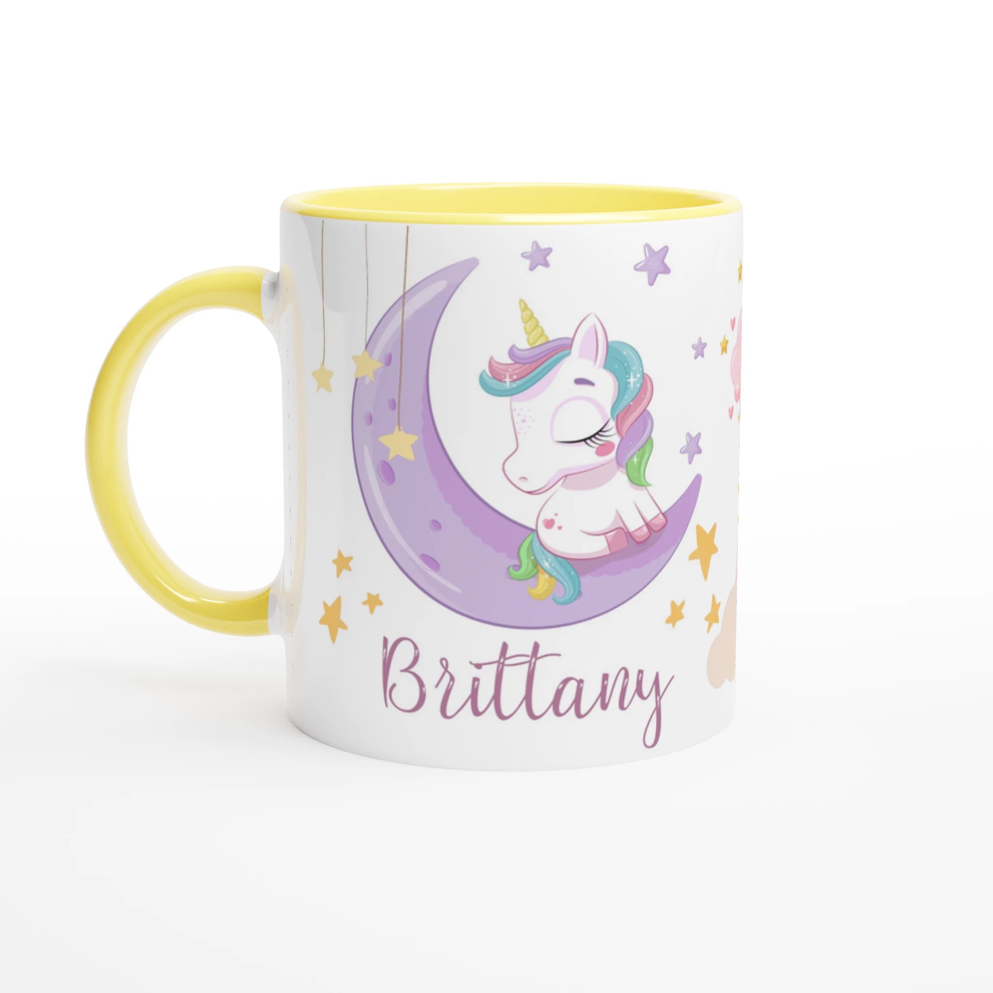 Mug personnalisé avec licorne sur la lune et étoiles scintillantes, intérieur jaune, parfait pour un cadeau lumineux et magique.