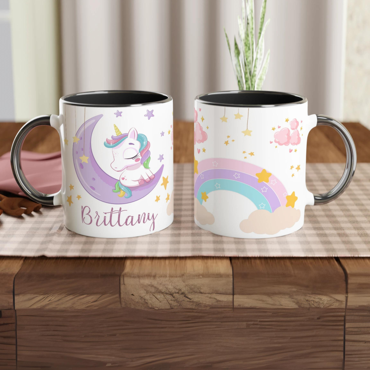 Mug personnalisé avec licorne céleste et décor étoilé, intérieur noir, pour une touche élégante et mystique.