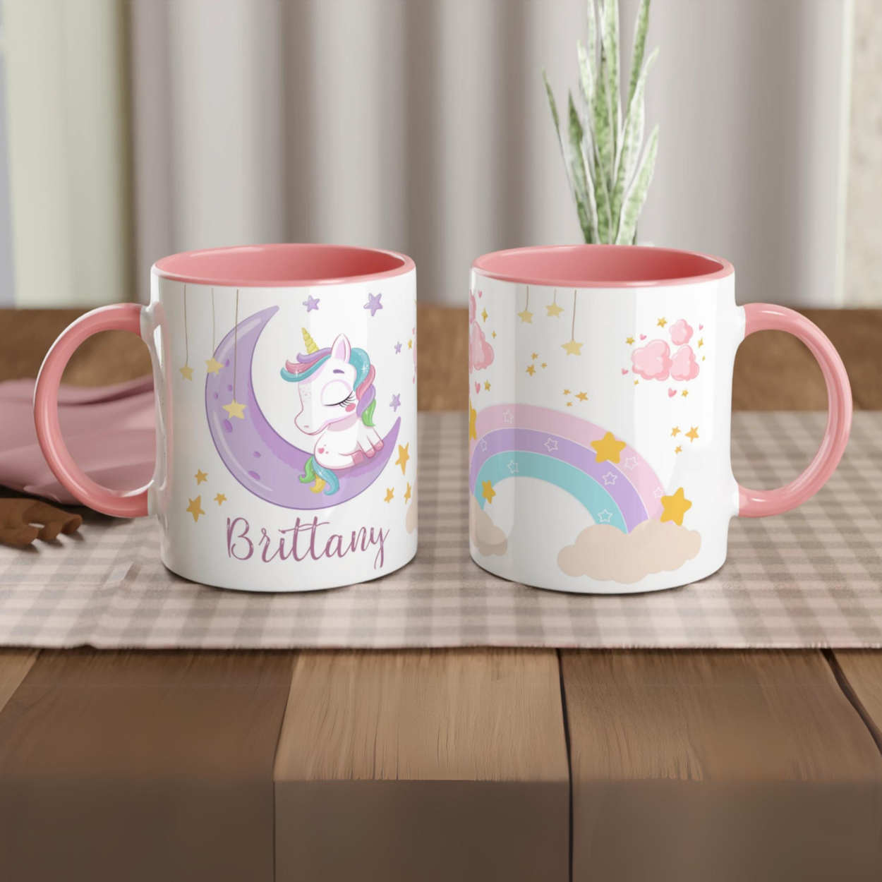 Tasse personnalisée avec licorne et arc-en-ciel pastel, intérieur rose, idéale pour un cadeau tendre et enchanteur.