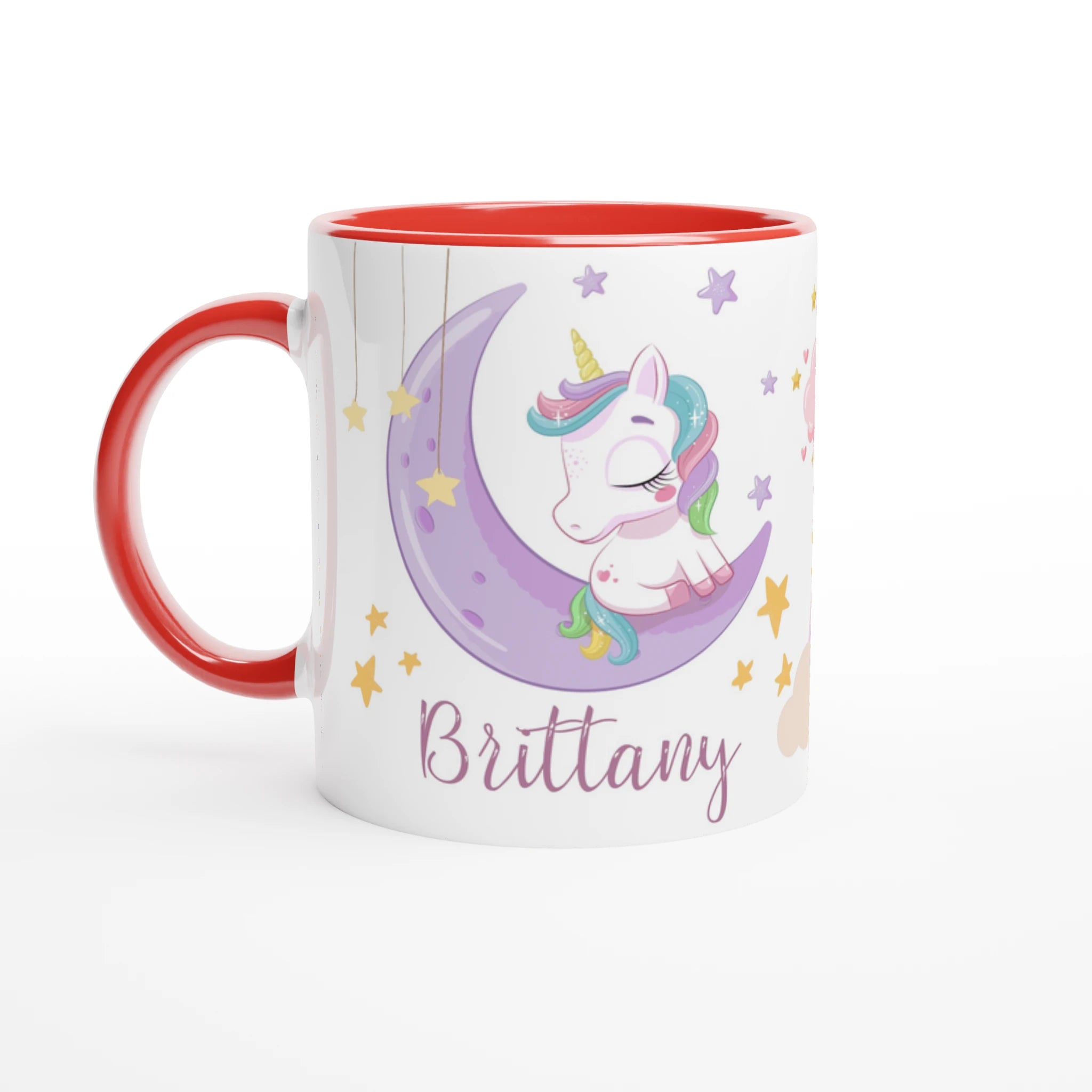 Mug personnalisé avec licorne et arc-en-ciel étoilé, intérieur rouge, parfait pour un cadeau féerique et dynamique.