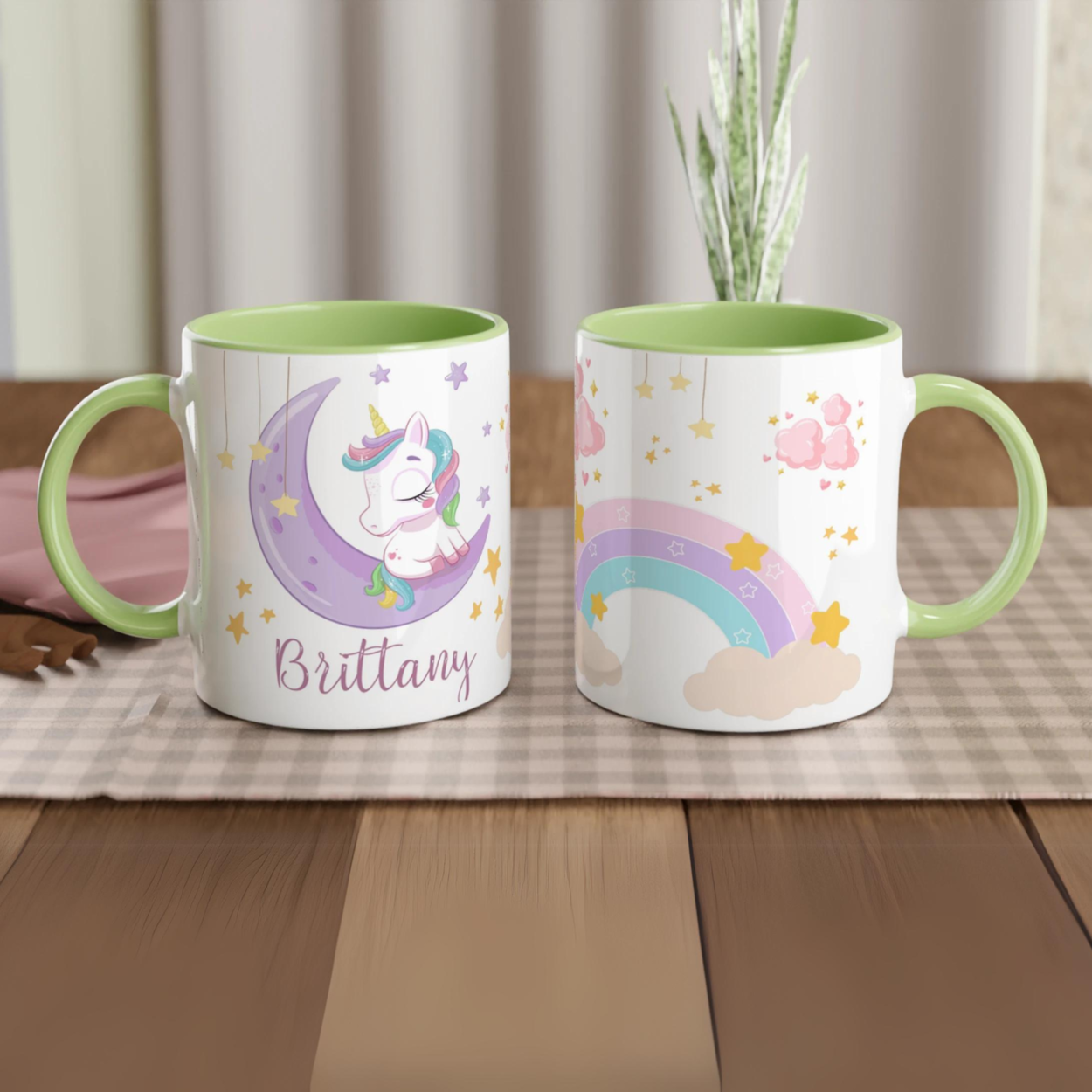 Tasse personnalisée avec licorne, nuages et arc-en-ciel scintillant, intérieur vert, un cadeau enchanteur et original.