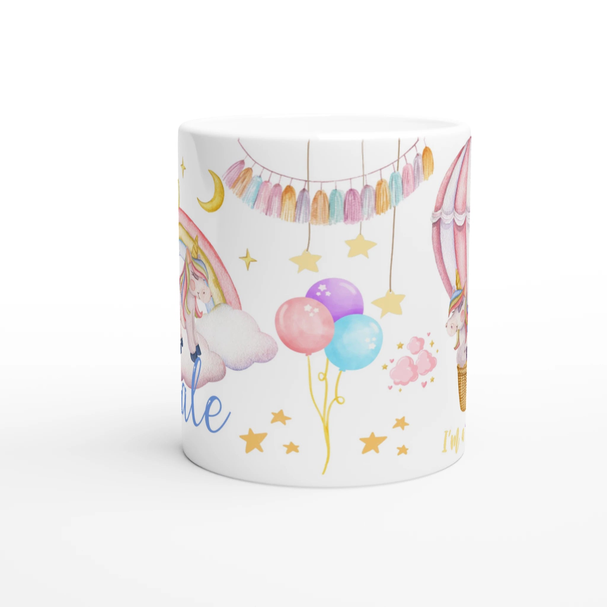 Mug personnalisé tout blanc avec licorne sur un nuage et montgolfière féerique, idéal pour un cadeau magique et enchanteur.