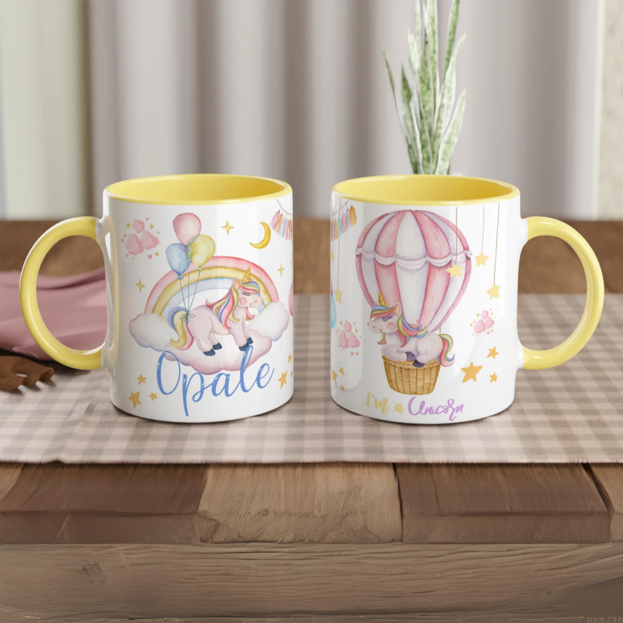 Mug personnalisé avec licorne et arc-en-ciel pastel, intérieur jaune, parfait pour un cadeau lumineux et joyeux.