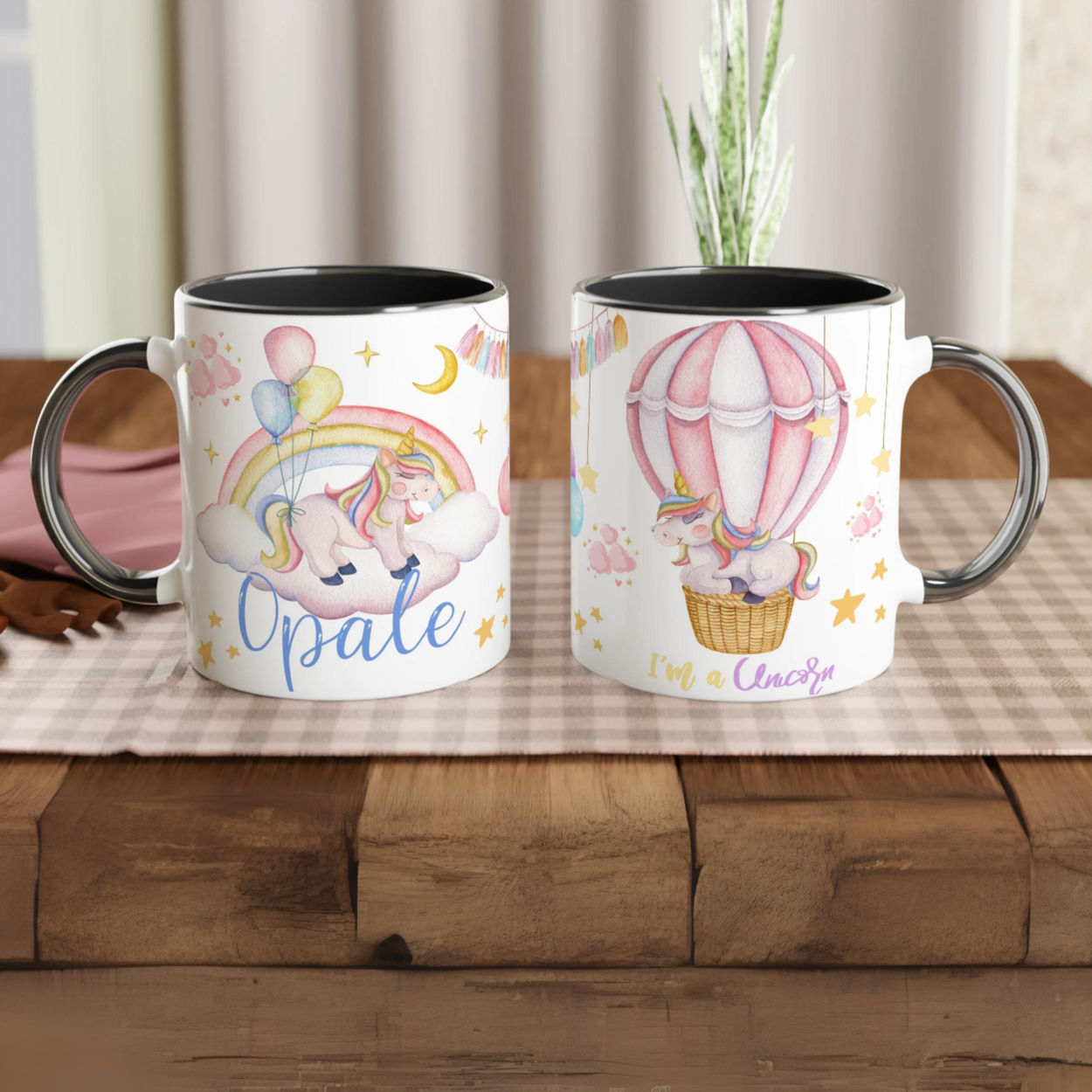 Mug personnalisé avec licorne rêveuse et décor étoilé, intérieur noir, pour une touche élégante et mystique.