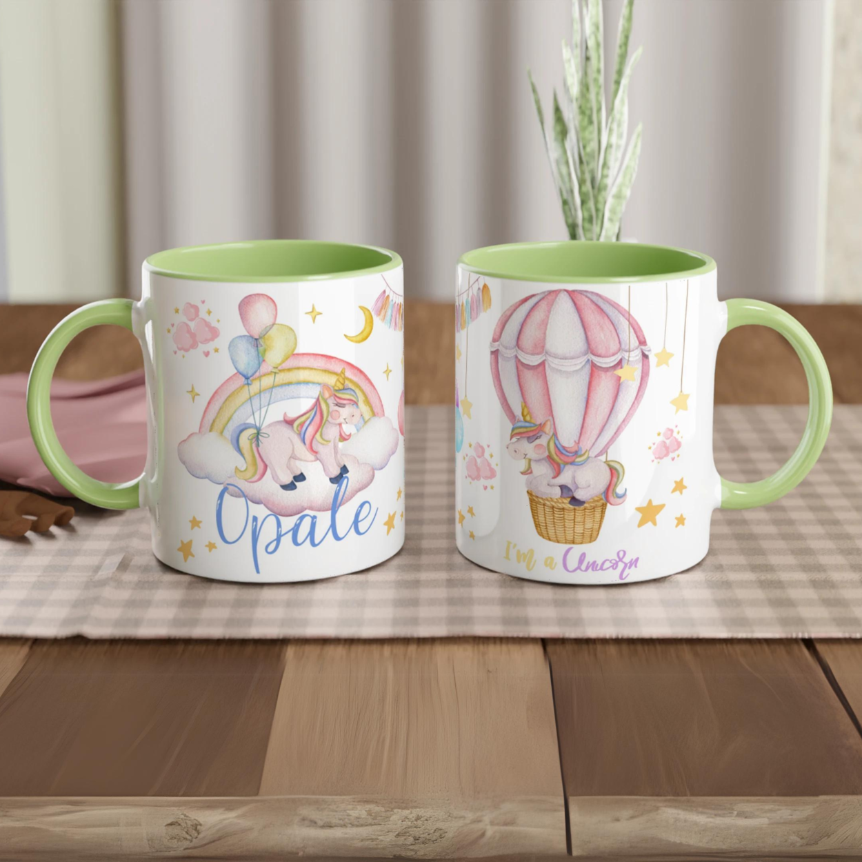 Tasse personnalisée avec licorne et pluie d’étoiles scintillantes, intérieur vert, un cadeau original et apaisant.