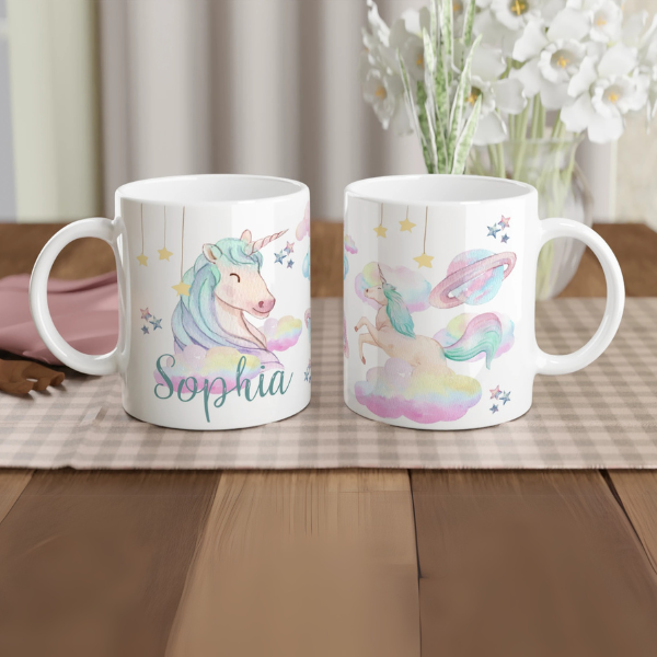 Mug personnalisé tout blanc avec licorne flottant sur un nuage pastel, idéal pour un cadeau féerique et magique.