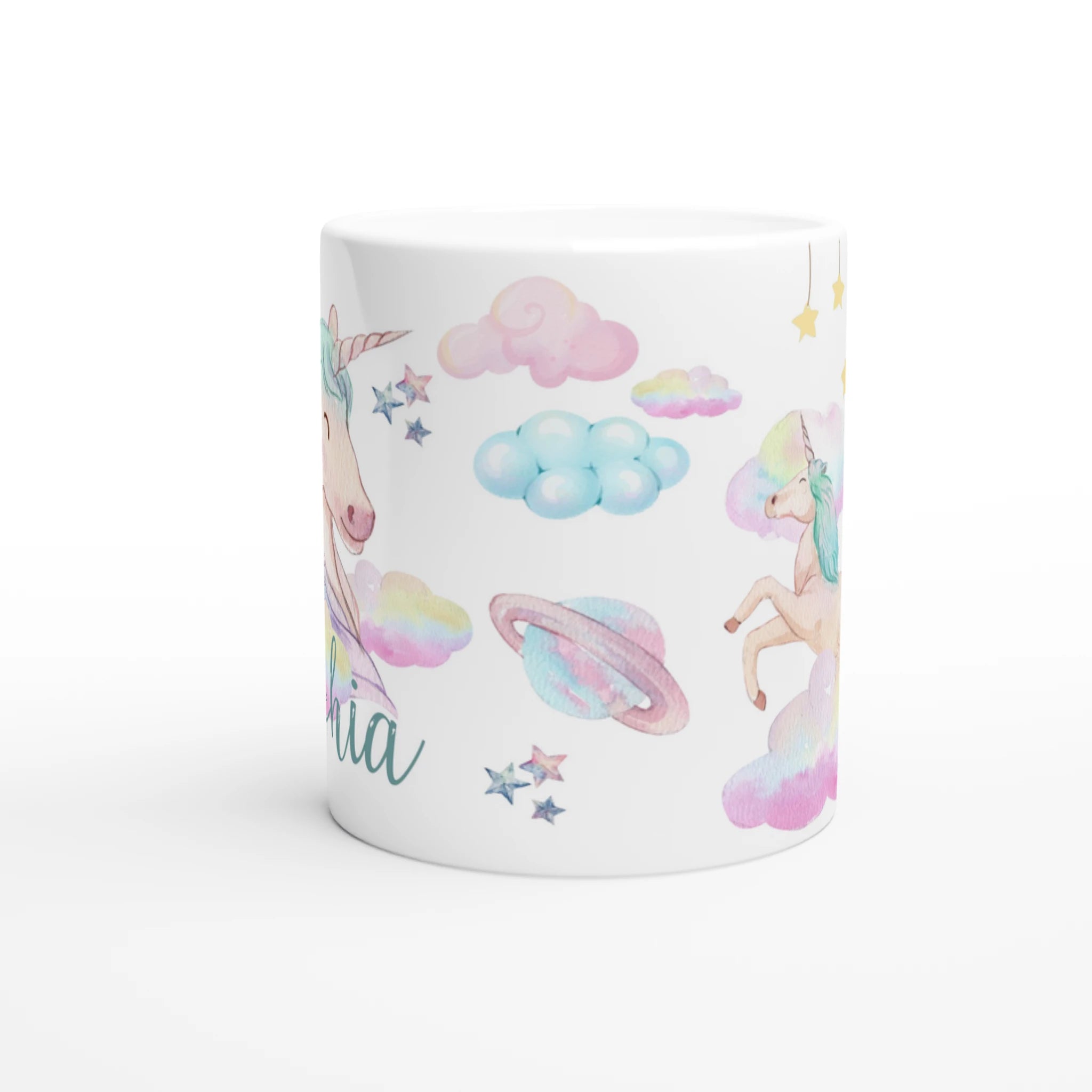 Mug personnalisé tout blanc avec licorne flottant sur un nuage pastel, idéal pour un cadeau féerique et magique.