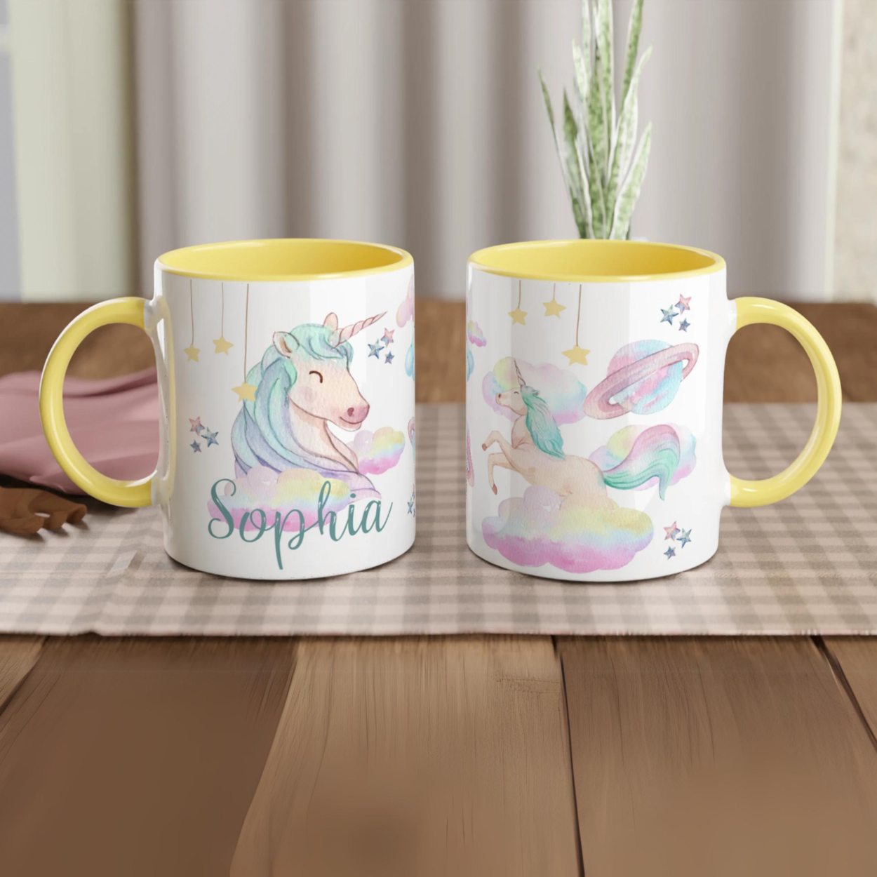 Mug personnalisé avec licorne rêveuse et étoiles scintillantes, intérieur jaune, parfait pour un cadeau lumineux et enchanteur.