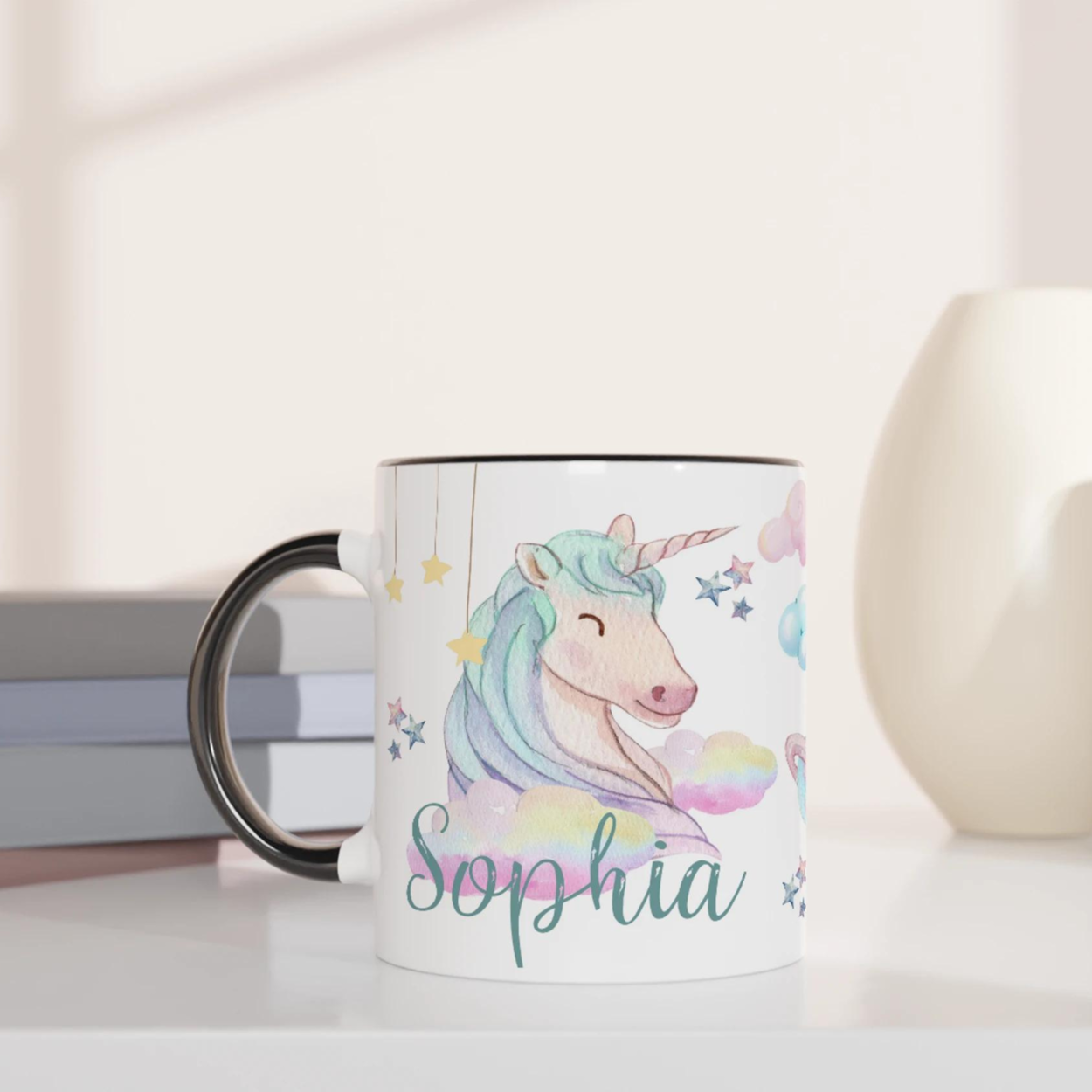 Mug personnalisé avec licorne céleste et décor onirique, intérieur noir, pour une touche élégante et mystique.
