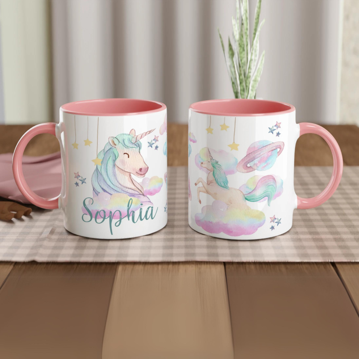 Tasse personnalisée avec licorne pastel et ciel étoilé, intérieur rose, idéale pour un cadeau tendre et féerique.