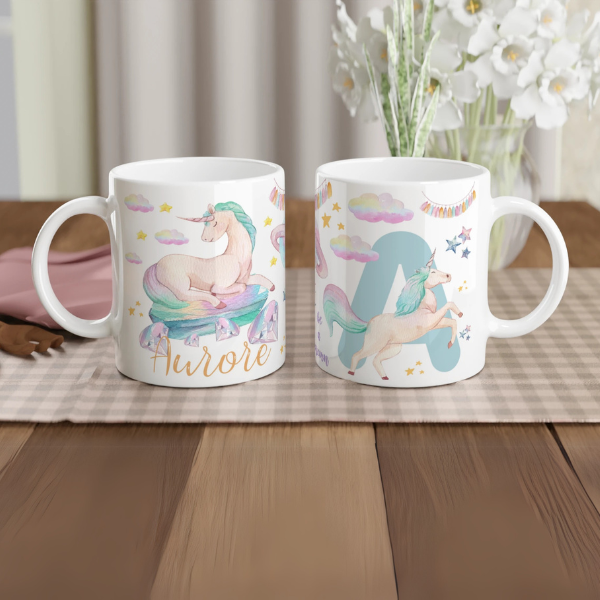 Mug personnalisé tout blanc avec licorne couchée sur un nuage pastel, idéal pour un cadeau féerique et enchanteur.
