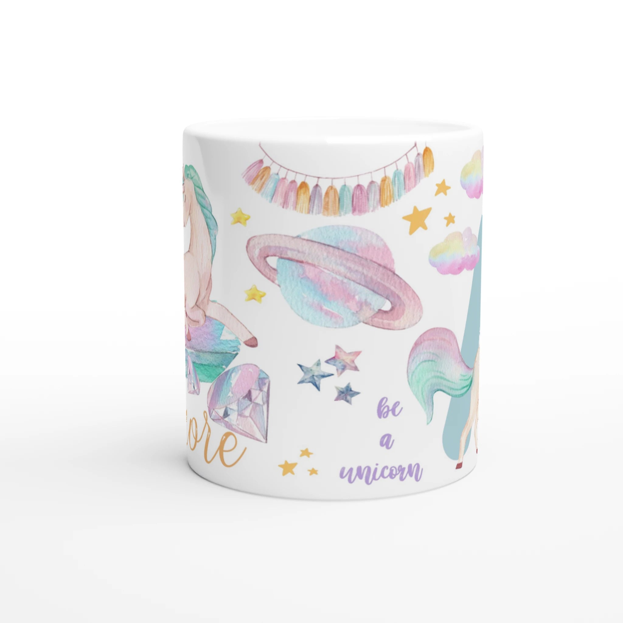 Mug personnalisé tout blanc avec licorne couchée sur un nuage pastel, idéal pour un cadeau féerique et enchanteur.