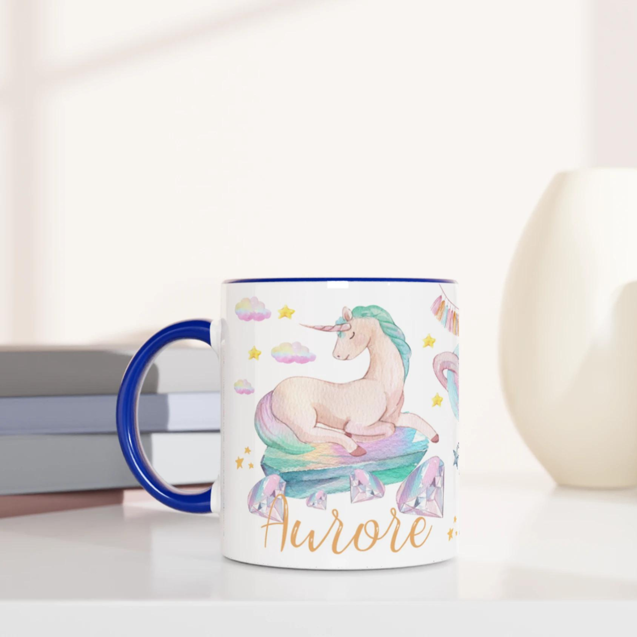 Mug personnalisé avec licorne galopant sur un arc-en-ciel, intérieur bleu, parfait pour une petite rêveuse passionnée de magie.