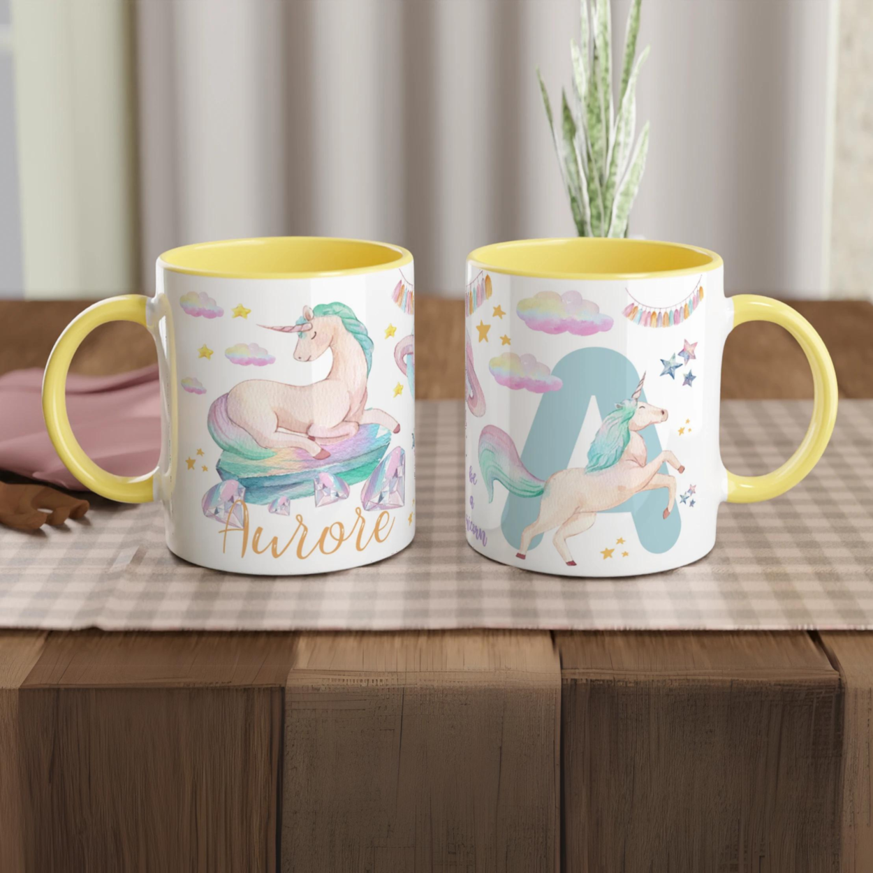 Mug personnalisé avec licorne ailée et étoiles scintillantes, intérieur jaune, parfait pour un cadeau lumineux et joyeux.