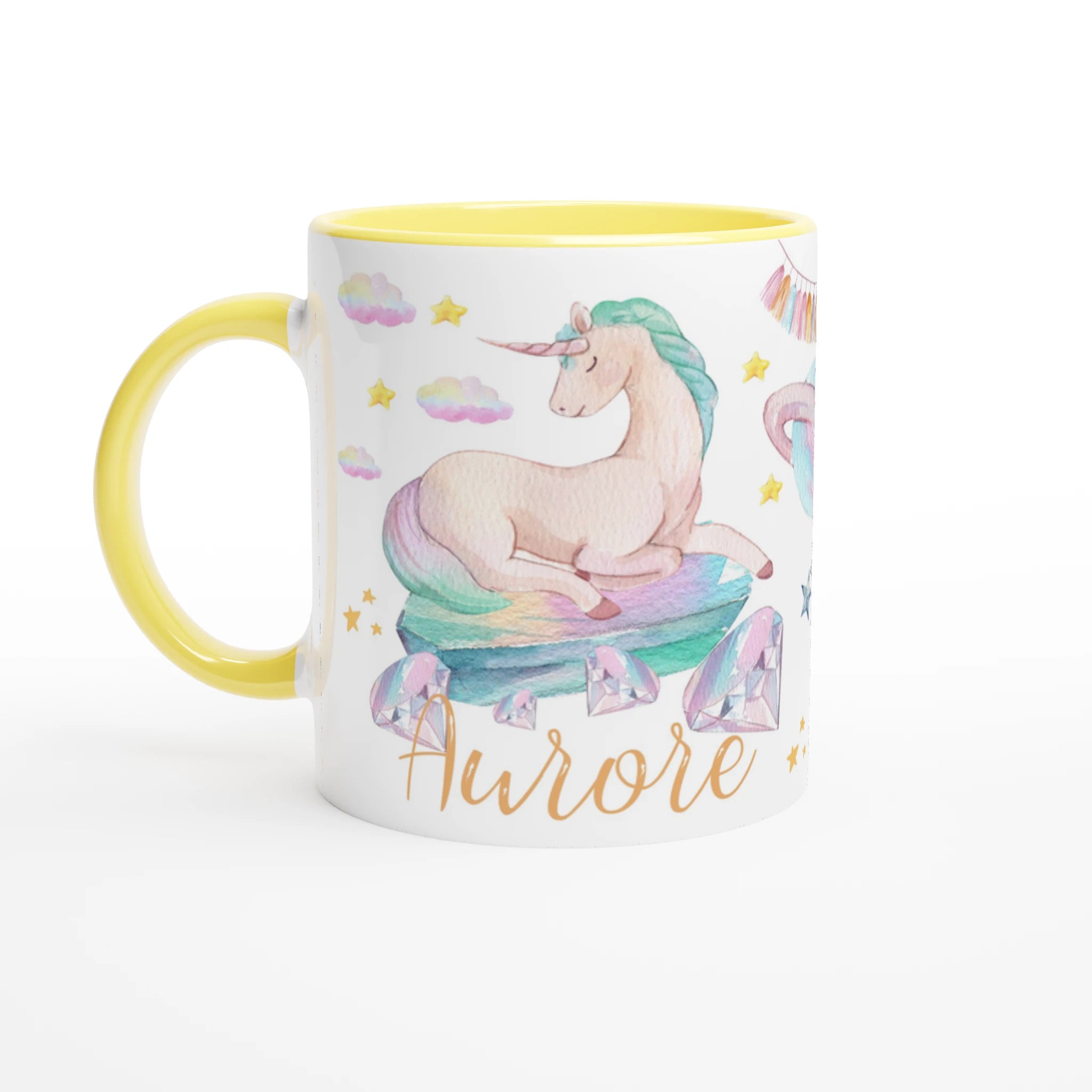 Mug personnalisé avec licorne ailée et étoiles scintillantes, intérieur jaune, parfait pour un cadeau lumineux et joyeux.