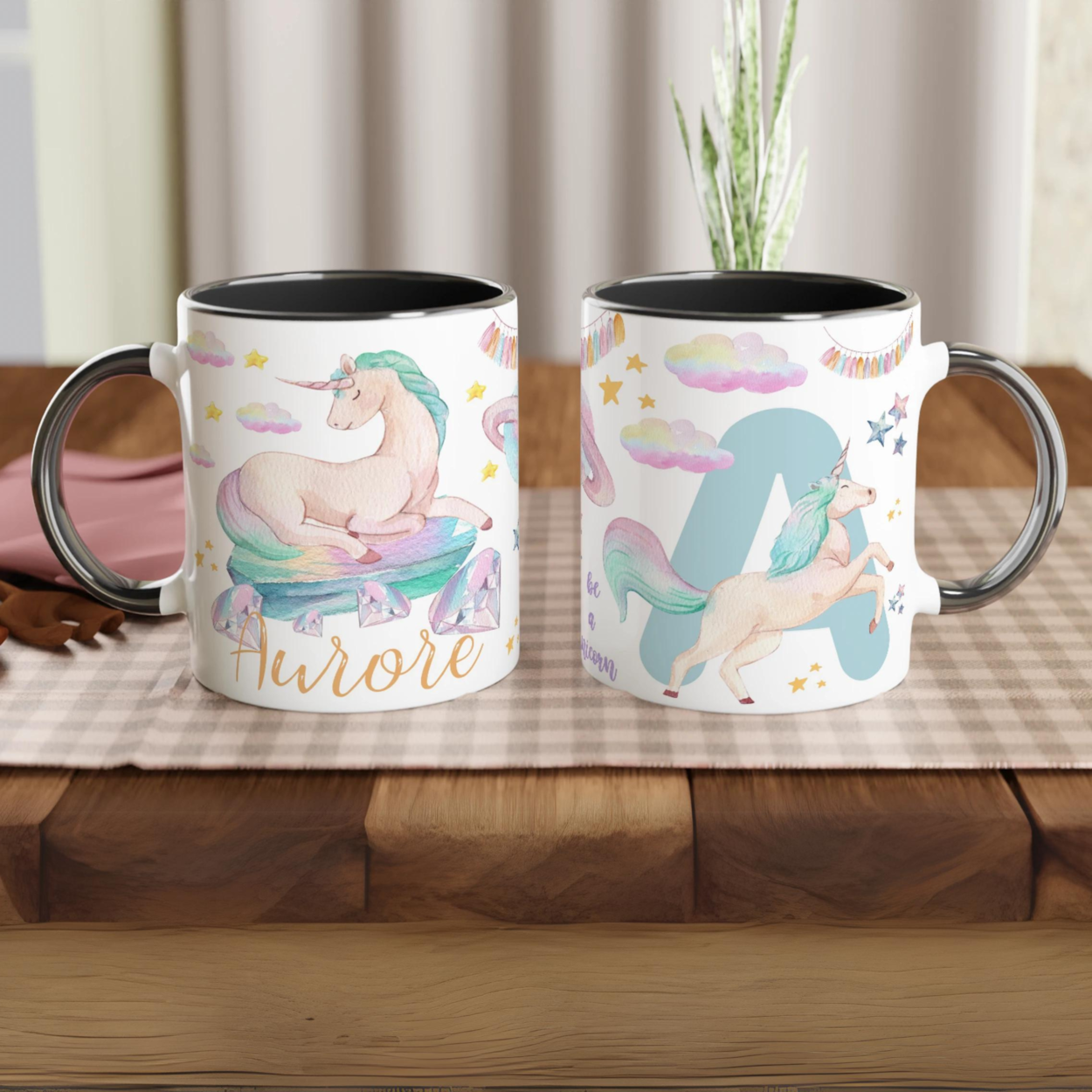 Mug personnalisé avec licorne et ambiance céleste étoilée, intérieur noir, pour une touche chic et mystique.