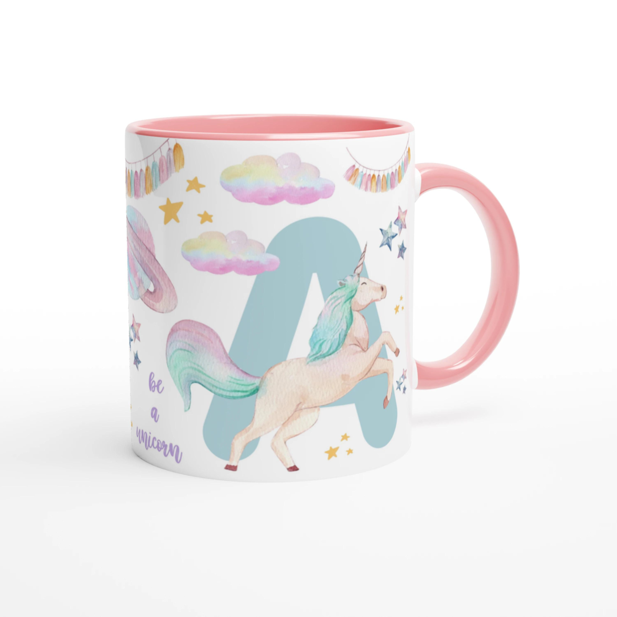 Tasse personnalisée avec licorne élégante et nuages colorés, intérieur rose, idéale pour un cadeau tendre et magique.