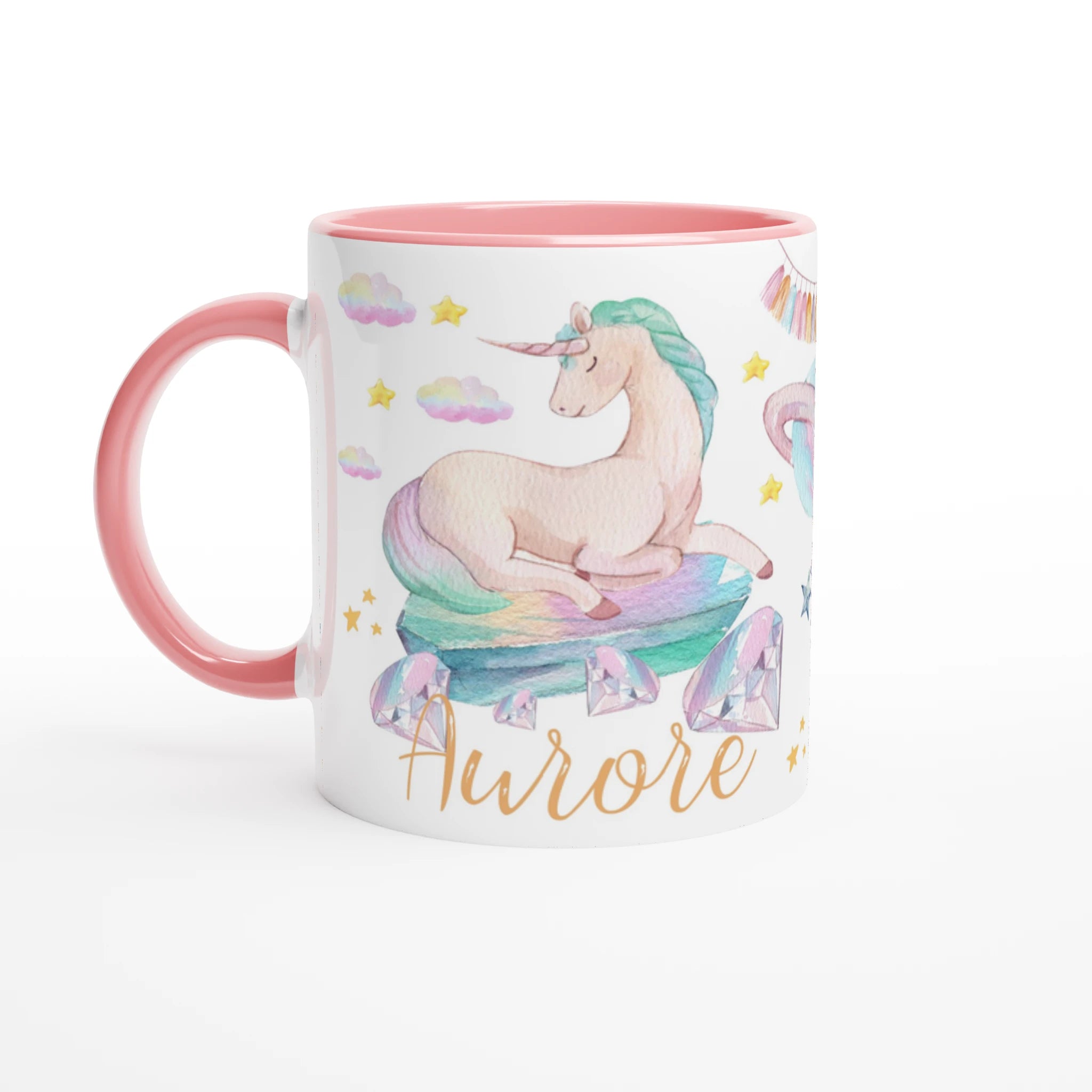 Tasse personnalisée avec licorne élégante et nuages colorés, intérieur rose, idéale pour un cadeau tendre et magique.