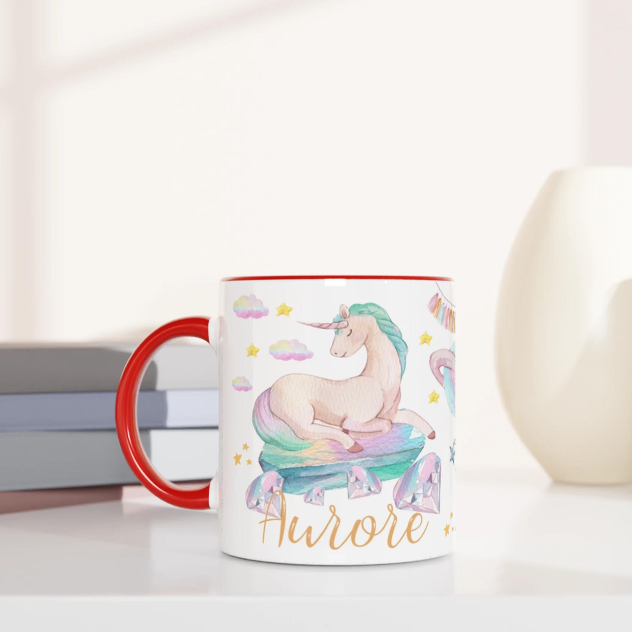Mug personnalisé avec licorne et pluie d’étoiles dorées, intérieur rouge, parfait pour un cadeau féerique et unique.