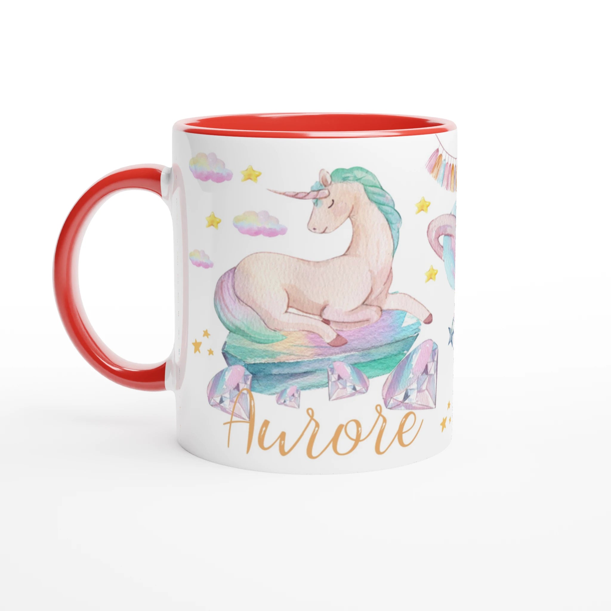 Mug personnalisé avec licorne et pluie d’étoiles dorées, intérieur rouge, parfait pour un cadeau féerique et unique.